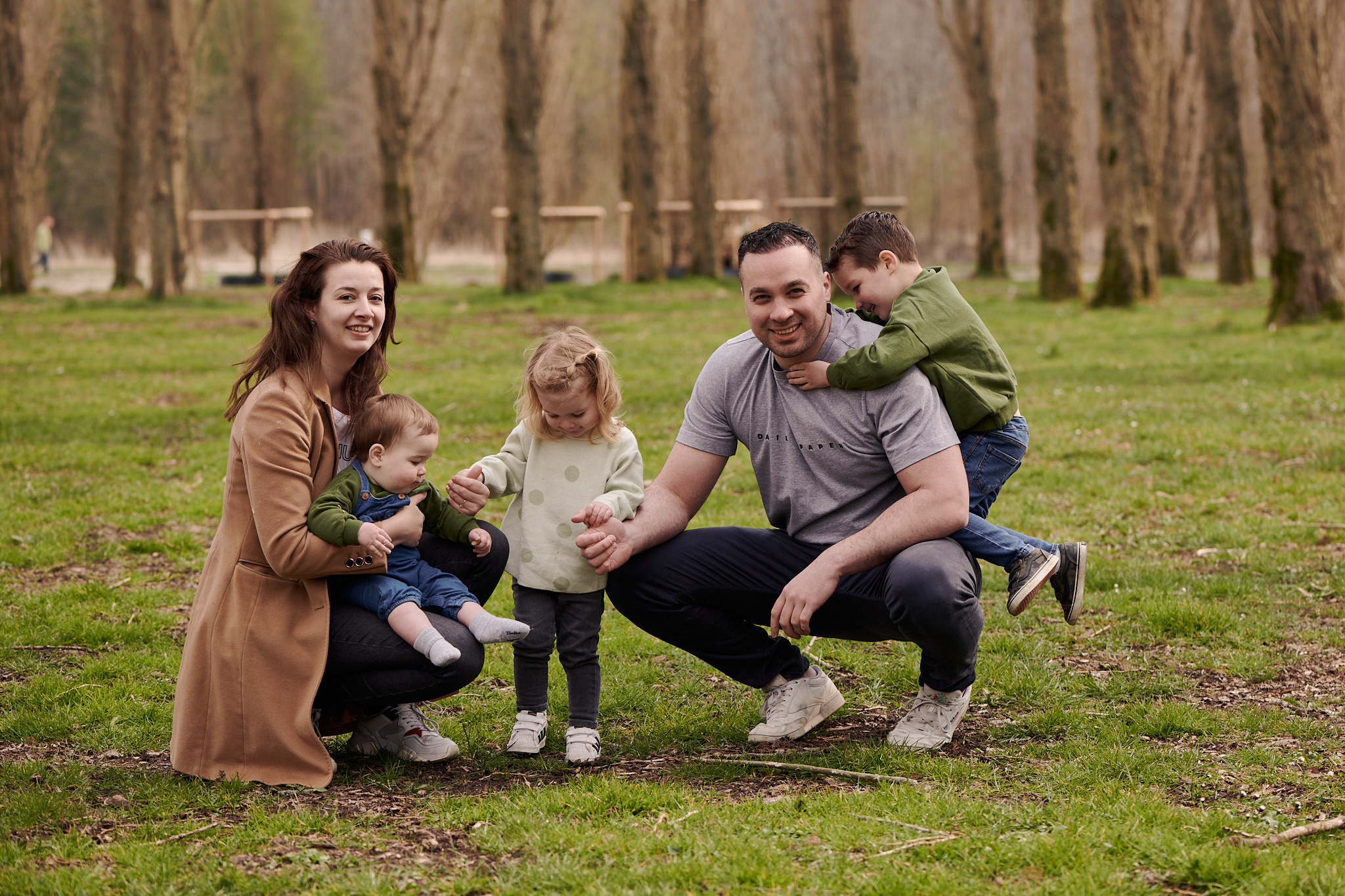 Gezinsfotoshoot in de groene kathedraal. Portret, trouw en familie fotograaf in Amsterdam en Almere