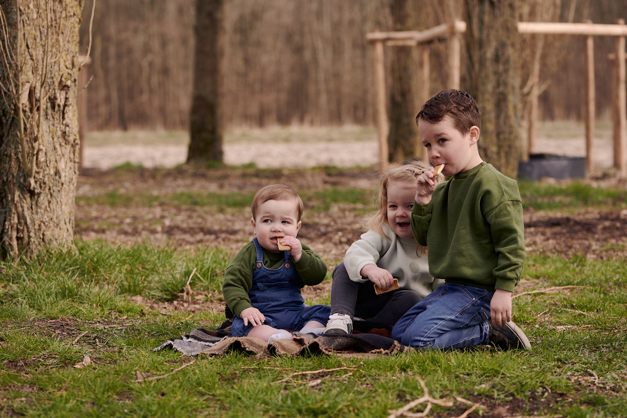 Gezinsfotoshoot in de groene kathedraal. Portret, trouw en familie fotograaf in Amsterdam en Almere