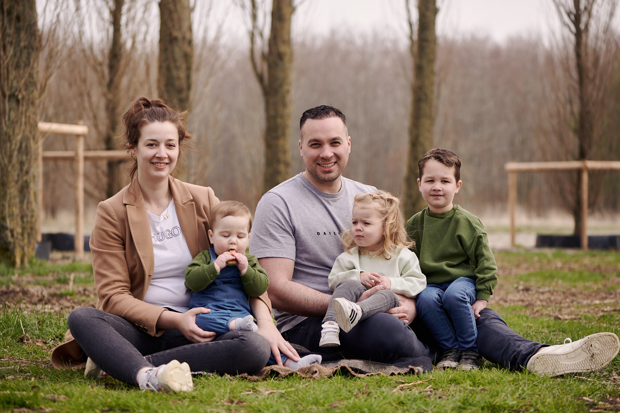 Gezinsfotoshoot in de groene kathedraal. Portret, trouw en familie fotograaf in Amsterdam en Almere