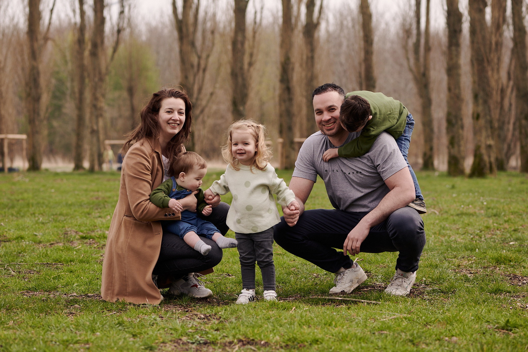 Gezinsfotoshoot in de groene kathedraal. Portret, trouw en familie fotograaf in Amsterdam en Almere