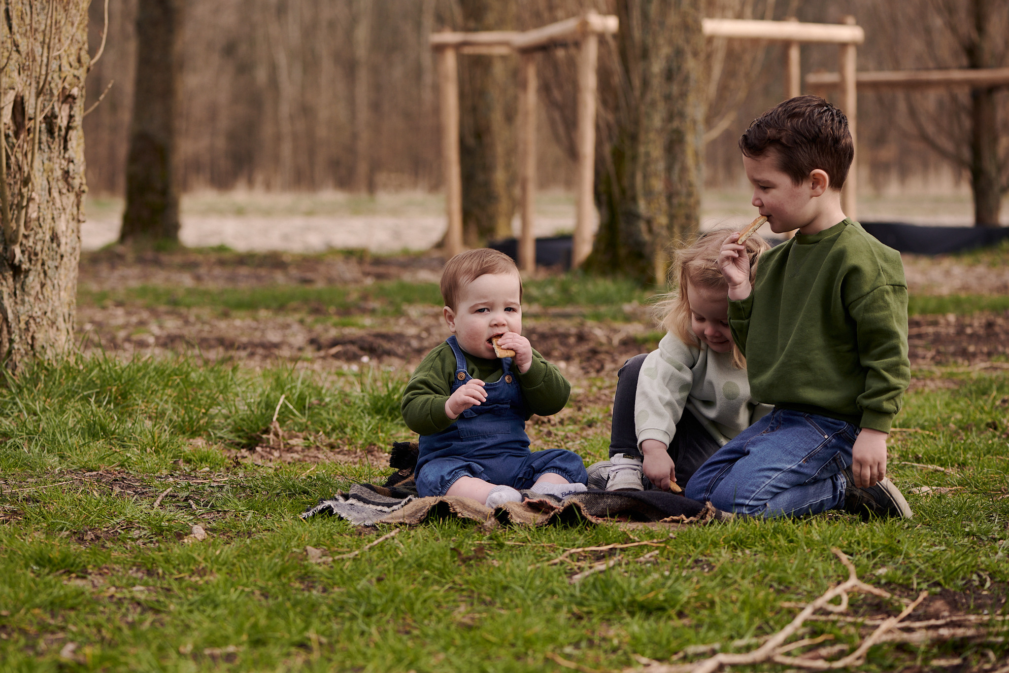 Gezinsfotoshoot in de groene kathedraal. Portret, trouw en familie fotograaf in Amsterdam en Almere