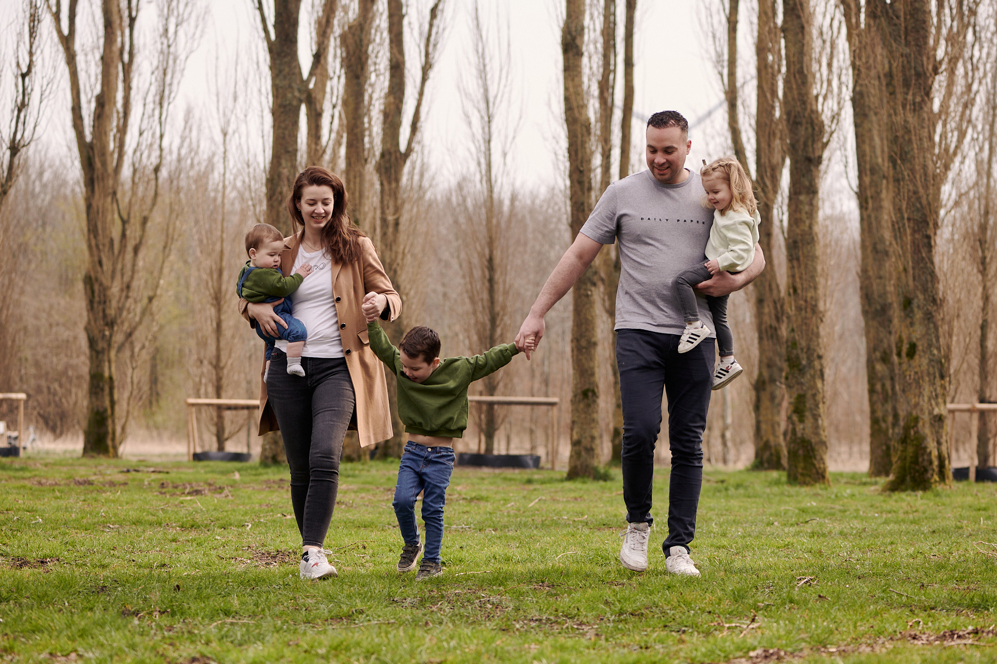 Gezinsfotoshoot in de groene kathedraal. Portret, trouw en familie fotograaf in Amsterdam en Almere
