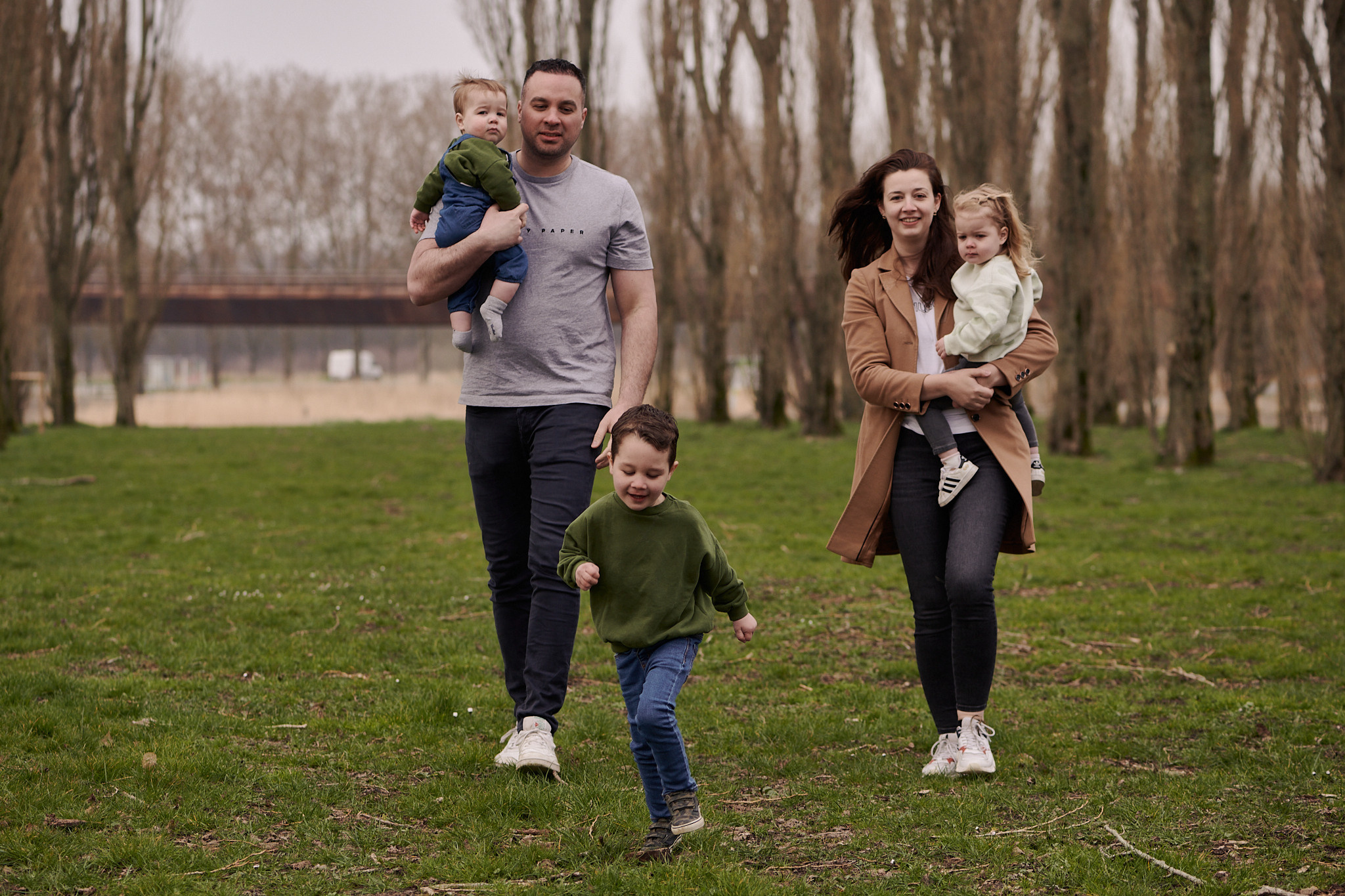 Gezinsfotoshoot in de groene kathedraal. Portret, trouw en familie fotograaf in Amsterdam en Almere