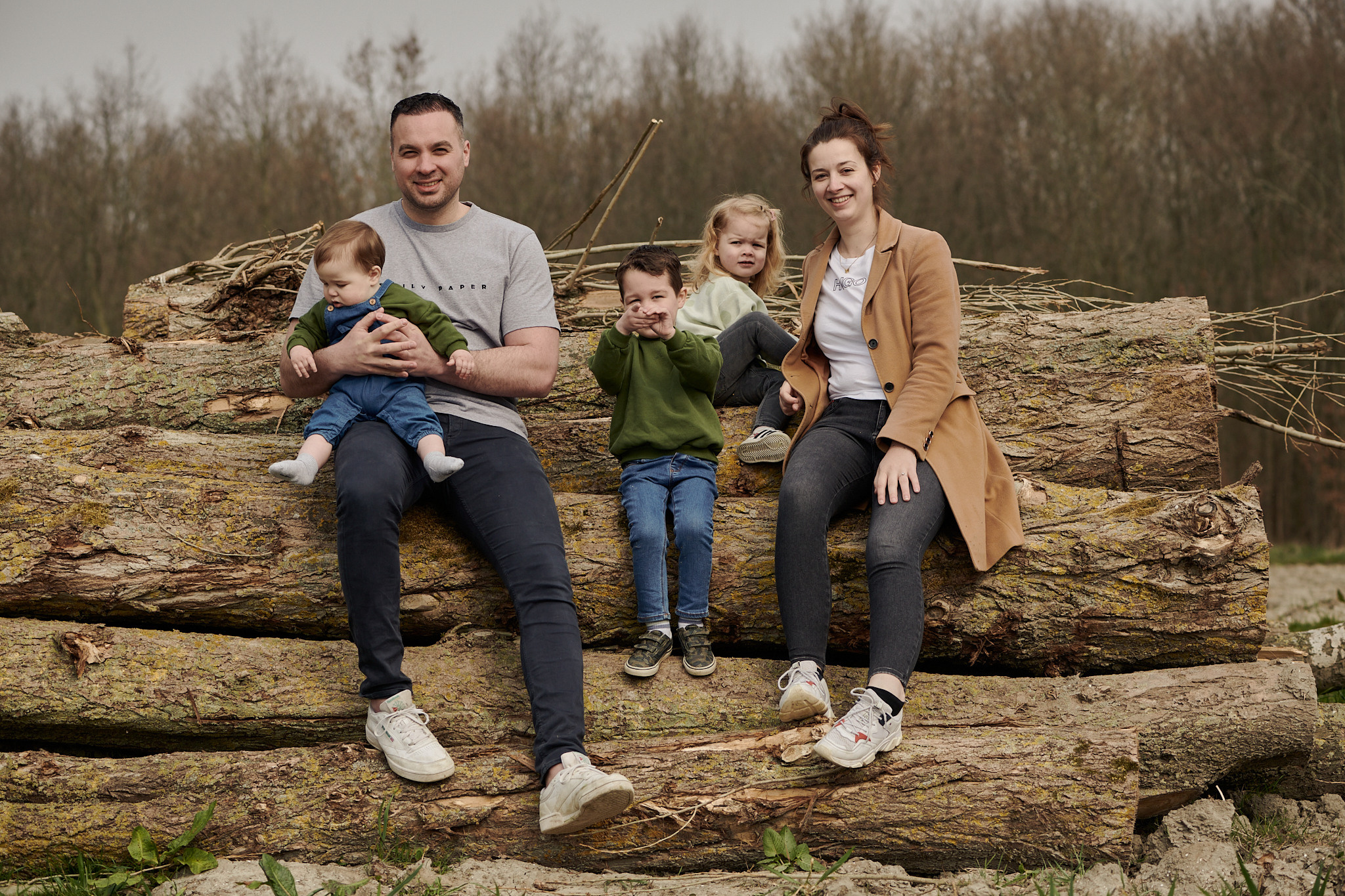 Familiefoto tijdens een boswandeling 