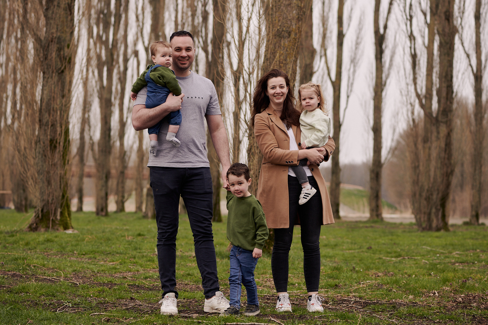 Gezinsfotoshoot in de groene kathedraal. Portret, trouw en familie fotograaf in Amsterdam en Almere