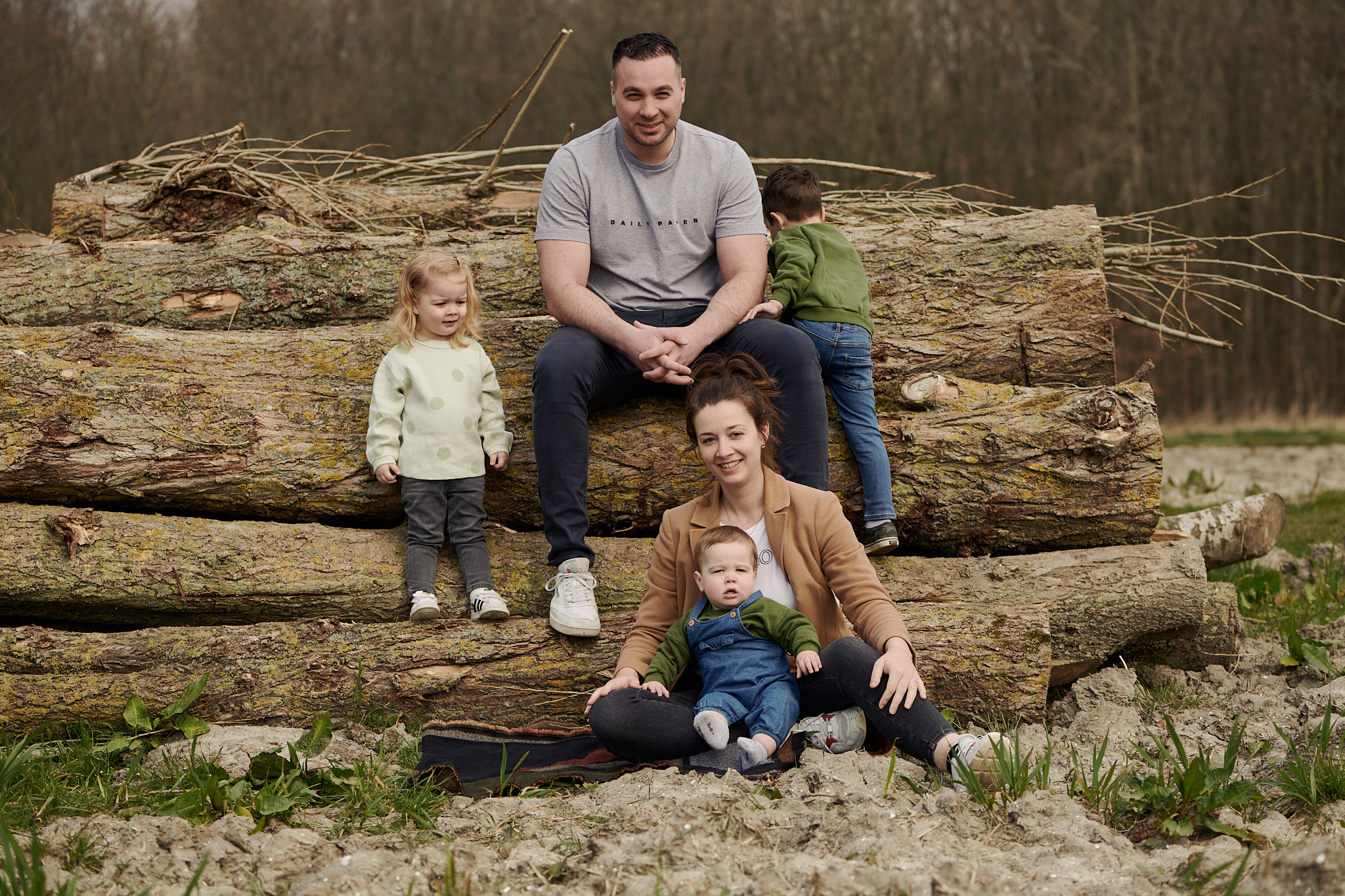 Gezinsfotoshoot in de groene kathedraal. Portret, trouw en familie fotograaf in Amsterdam en Almere