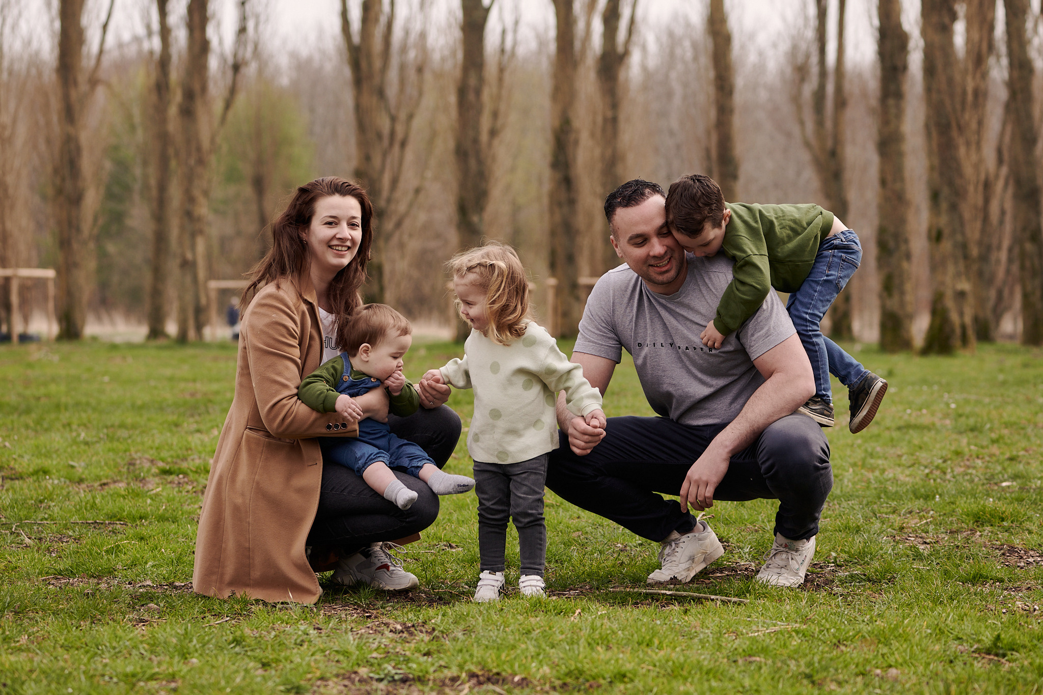 Gezinsfotoshoot in de groene kathedraal. Portret, trouw en familie fotograaf in Amsterdam en Almere