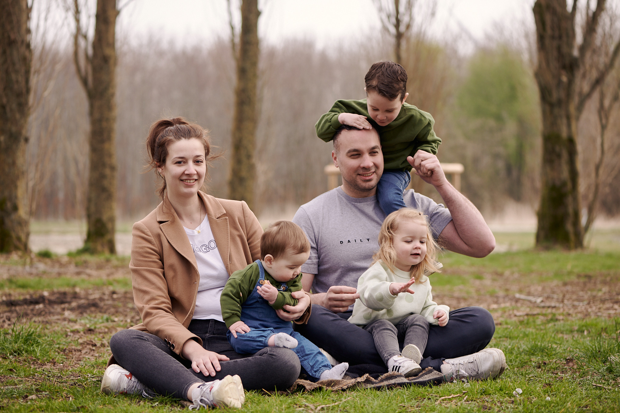 Gezinsfotoshoot in de groene kathedraal. Portret, trouw en familie fotograaf in Amsterdam en Almere