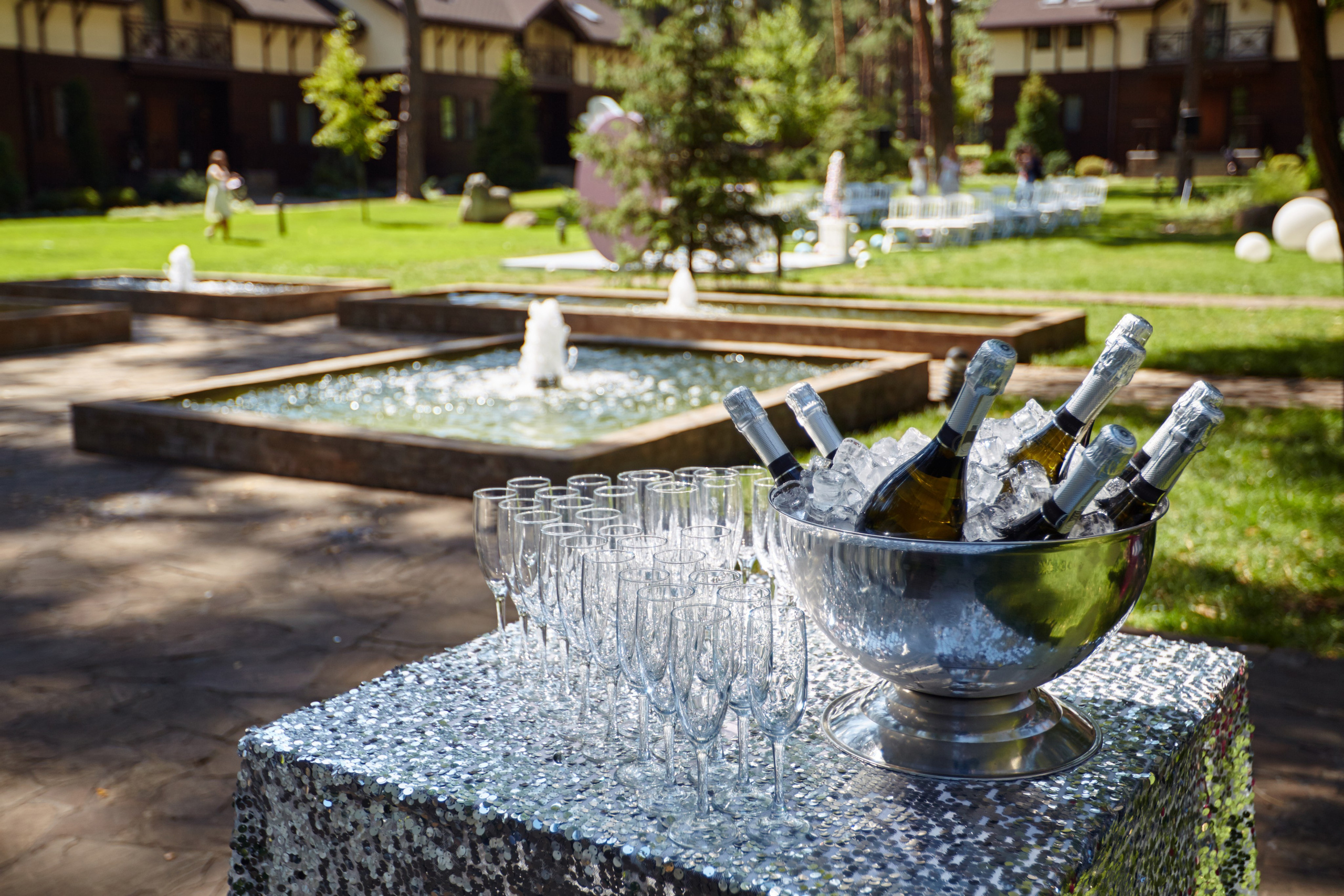 Fontaine extérieure décorative avec champagne pour réception de mariage en plein air à Auxerre