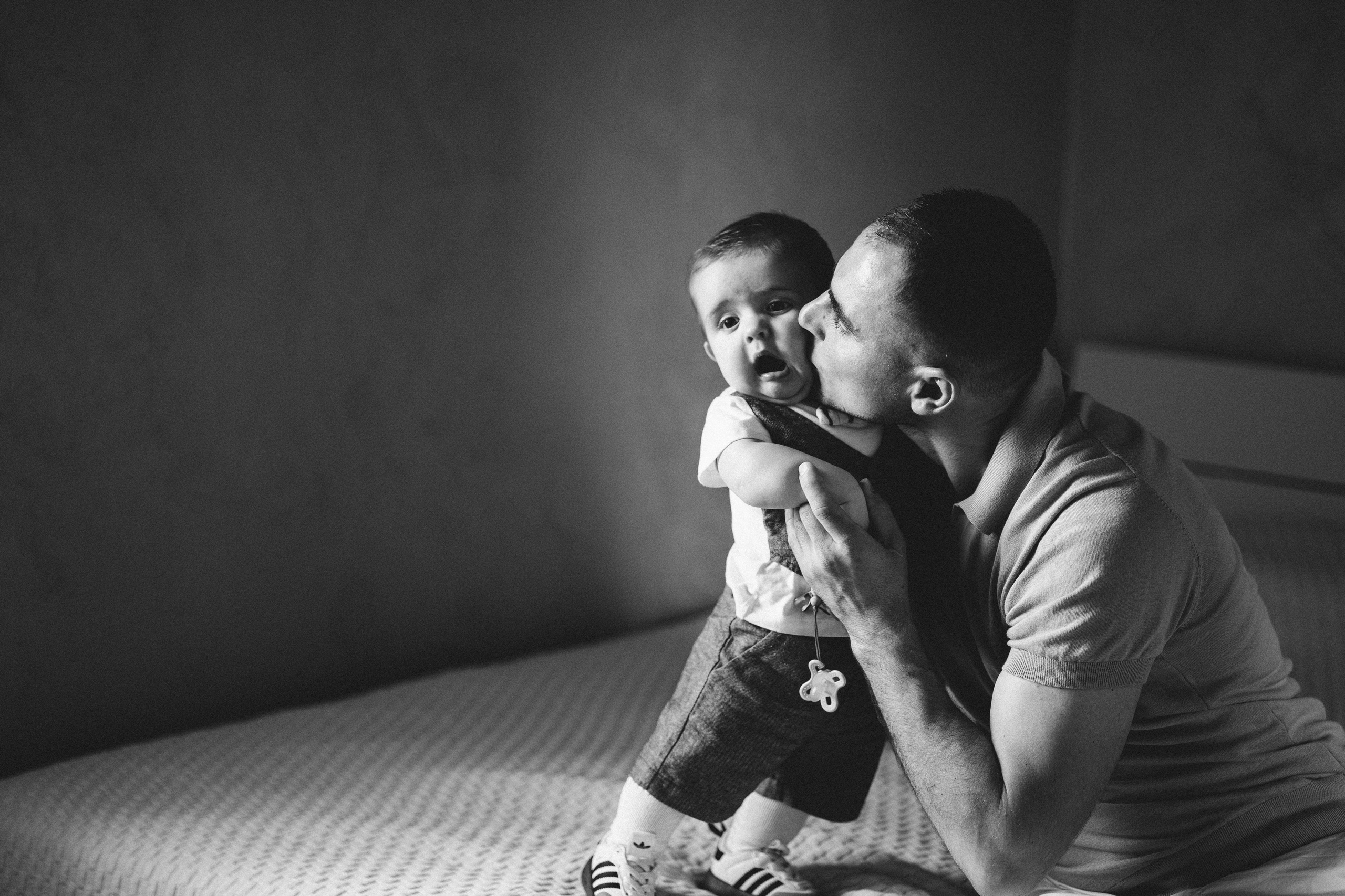 il papa bacia il piccolo Aaron 