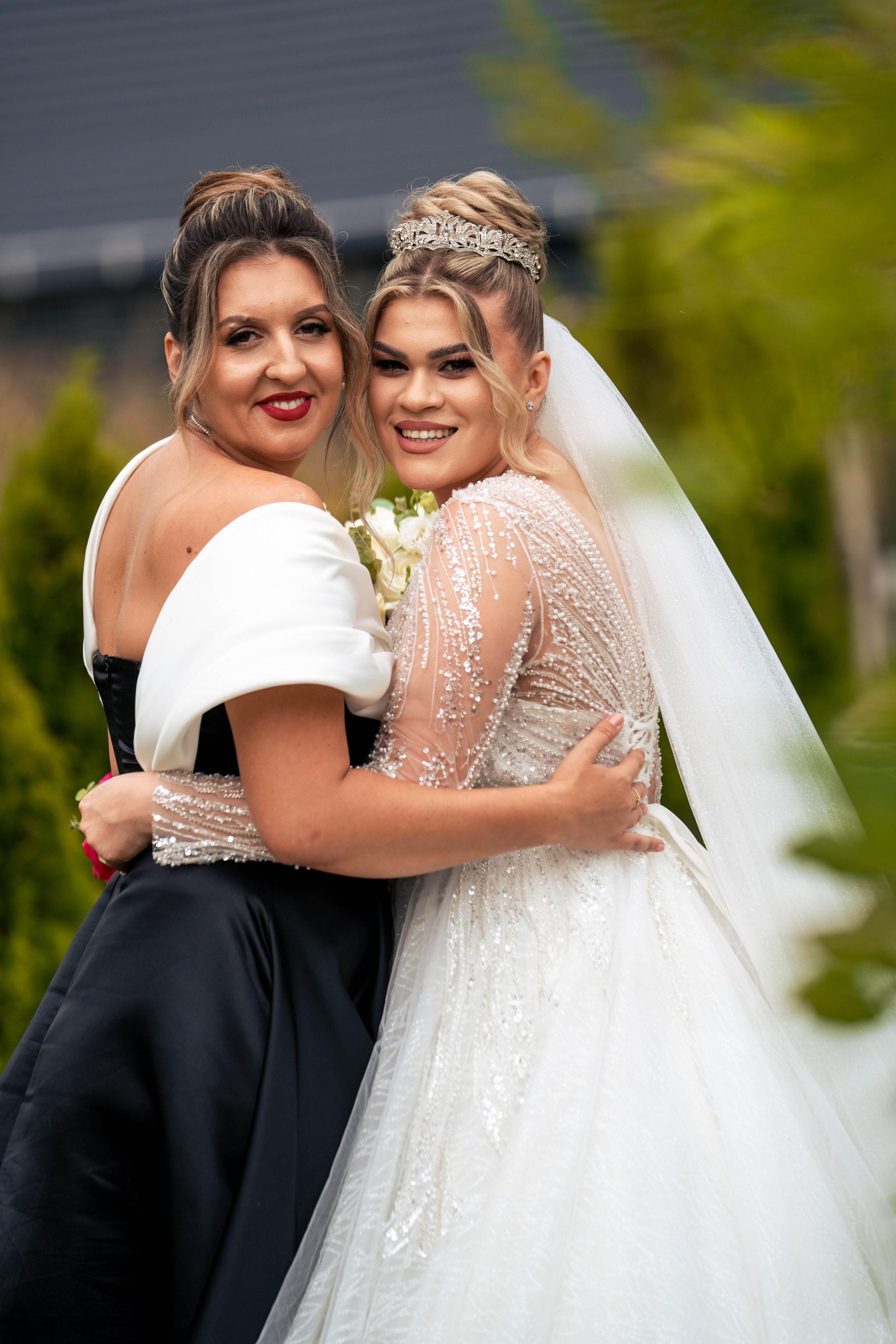 Andreea, Damian si Aris. Acasă