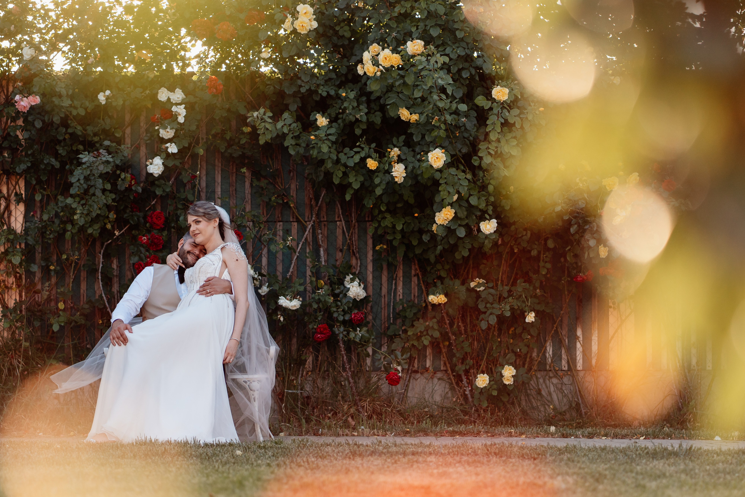 Moment emoționant între miri în ziua nunții, surprins într-un cadru natural și romantic, la Grădina Lahovari. Fotografie de nuntă profesională, editată artistic pentru a evidenția emoția și eleganța evenimentului.