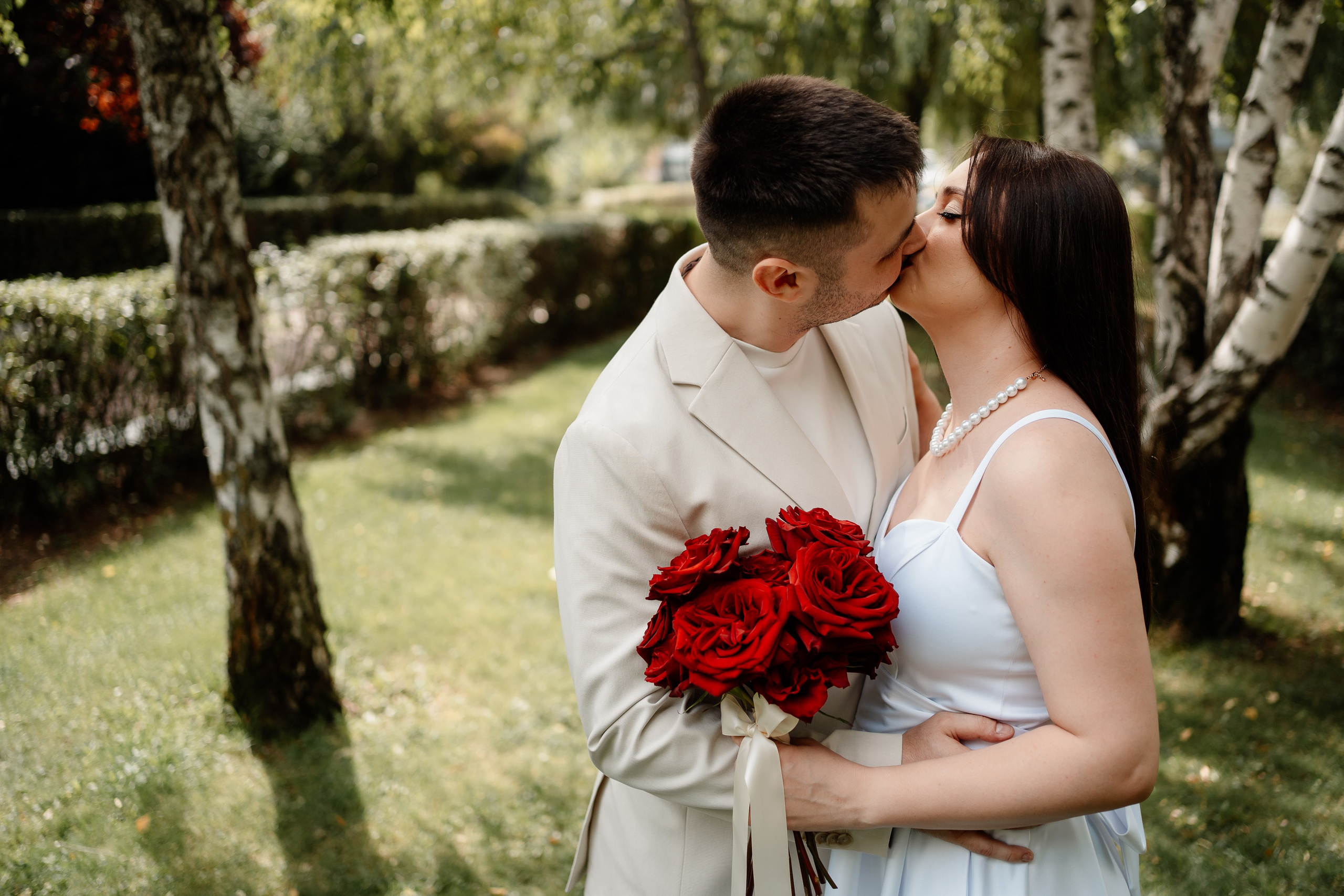 Miri fericiți în fața oficiului stării civile din Ilfov, celebrând începutul unei noi vieți împreună. Fotografie de cununie civilă, capturând naturalețea și bucuria momentului special.