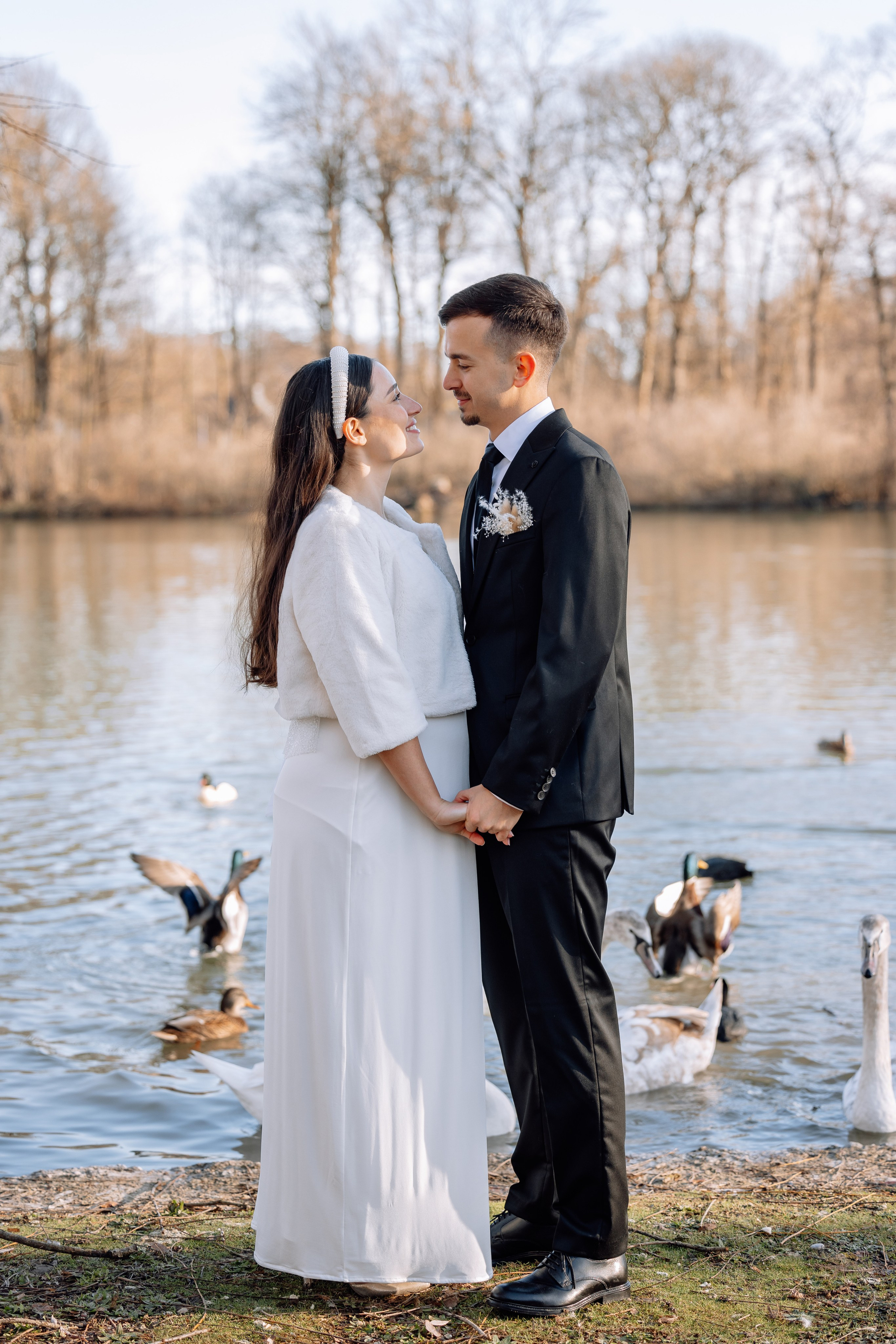 Enten fliegen hinter dem Brautpaar – natürliche Szene Mandlstraße 14