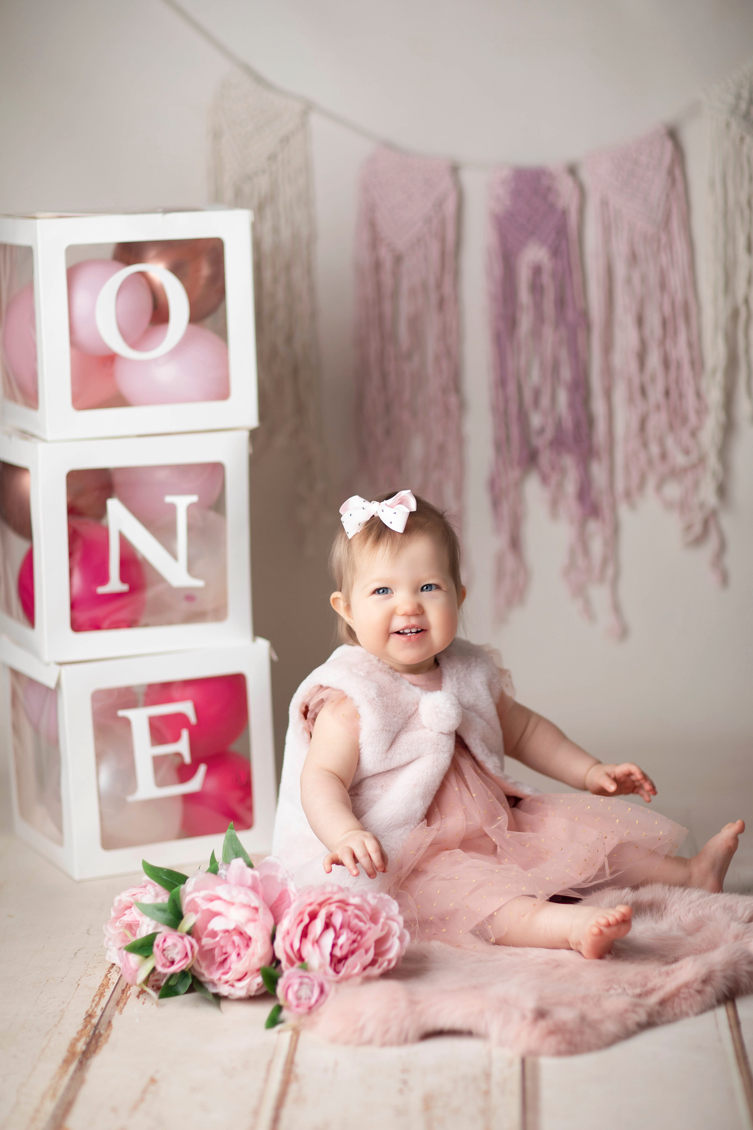 En fotografering för ettåringen fångar glädjen och skrattet på din lilla mästares födelsedag.