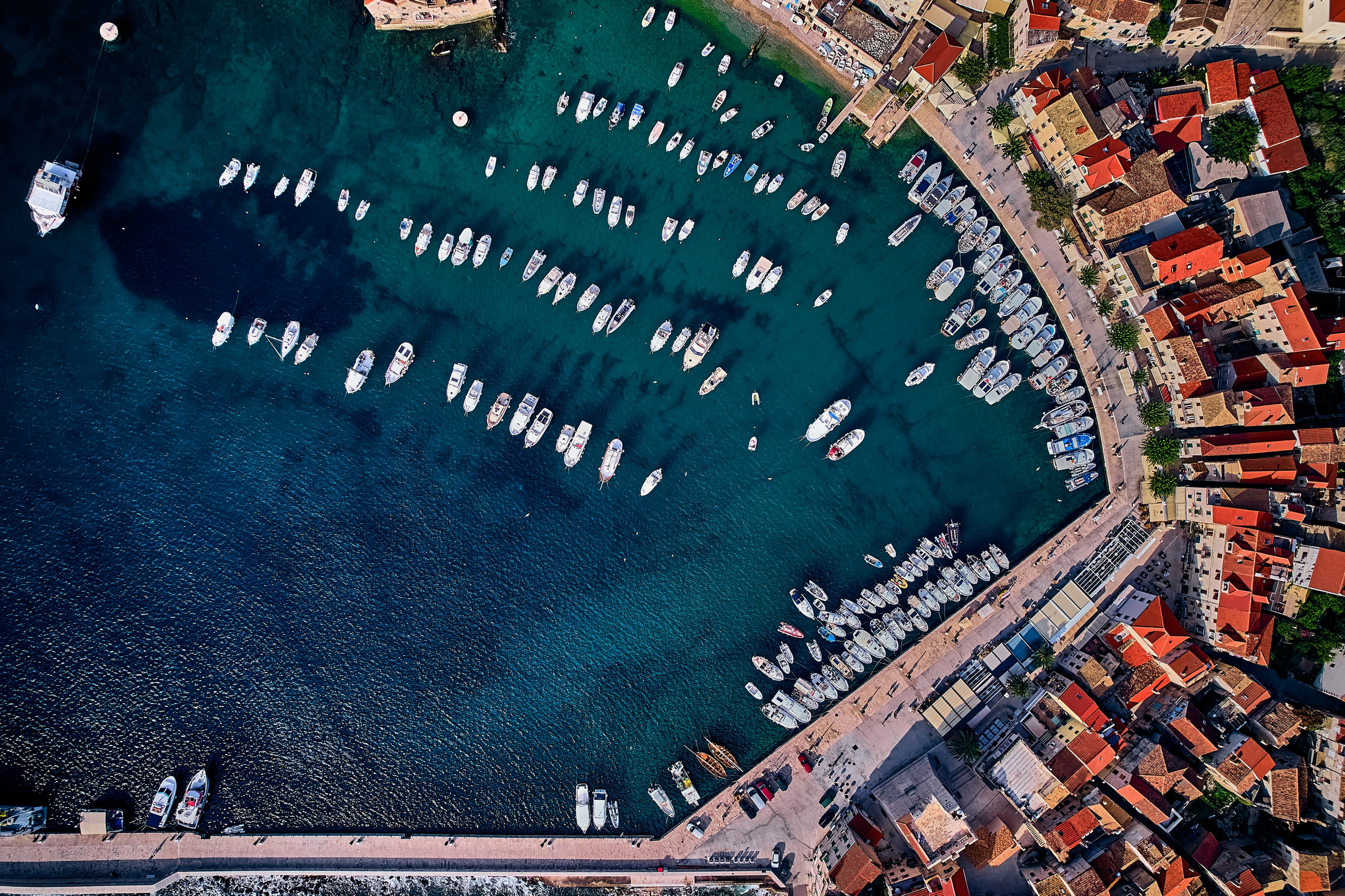 Andriej Szypiłow - fotografia i wideografia - Widok z lotu ptaka na zachód słońca w Komiży - na zachodnim brzegu pięknej i malowniczej wyspy Vis