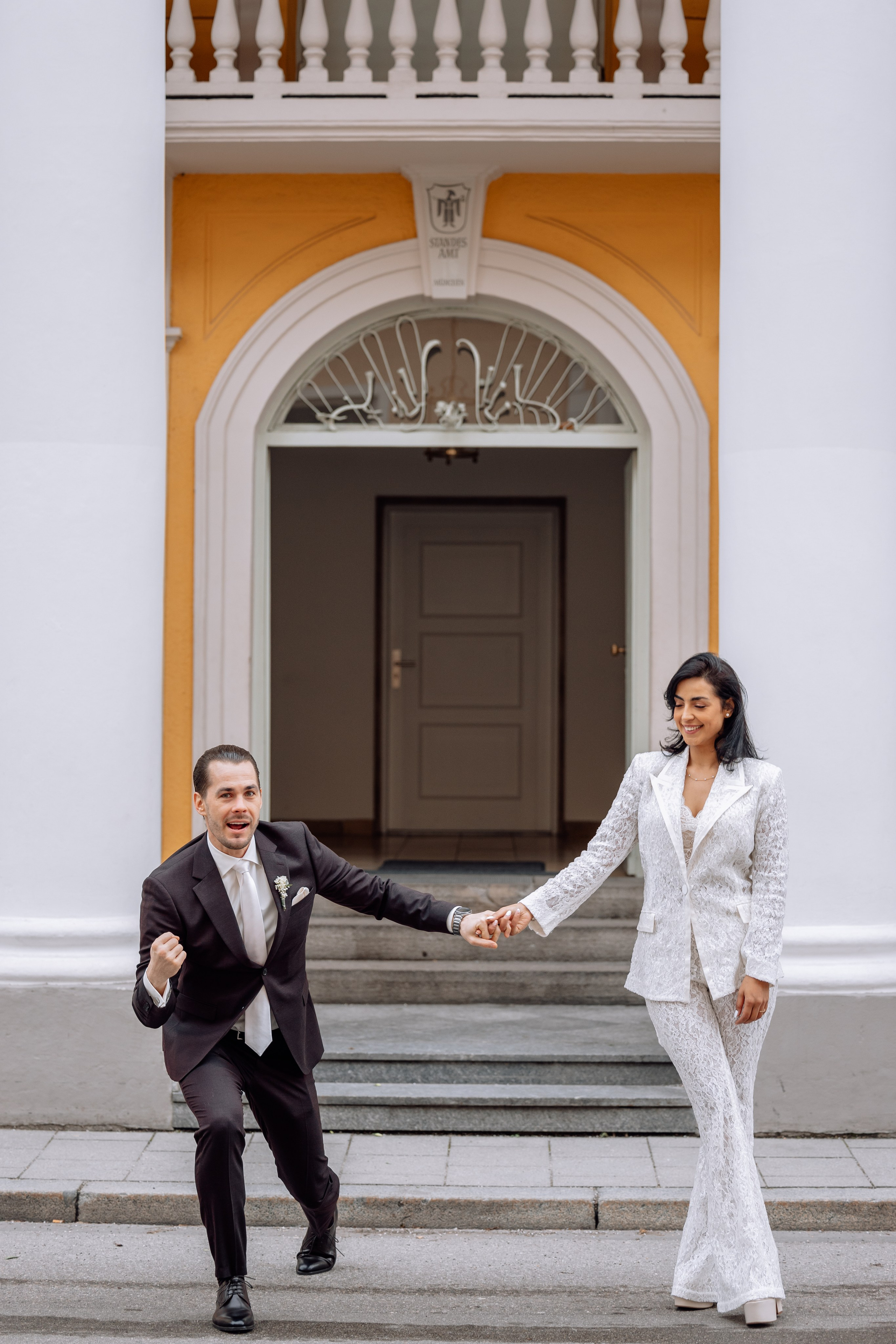 Braut und Bräutigam tanzen zusammen – Freude und Bewegung vor Standesamt Schwabing