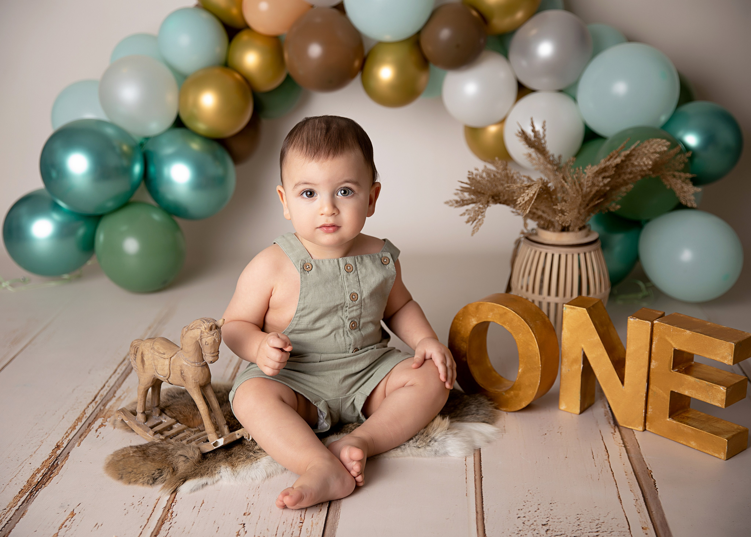 Fånga ditt barns första års milstolpe med en färgglad och glad fotografering som reflekterar deras födelsedagslycka.