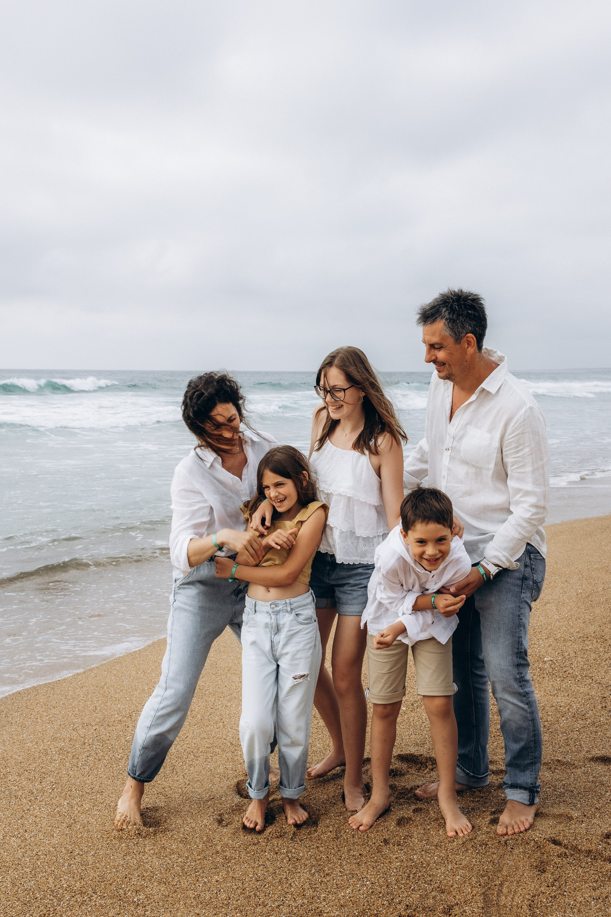 Family photoshoot by the ocean. Labenne Ocean Beach 2024. Eugenie Smirnova — wedding, corporate and lifestyle photographer in Toulouse and Southwest France