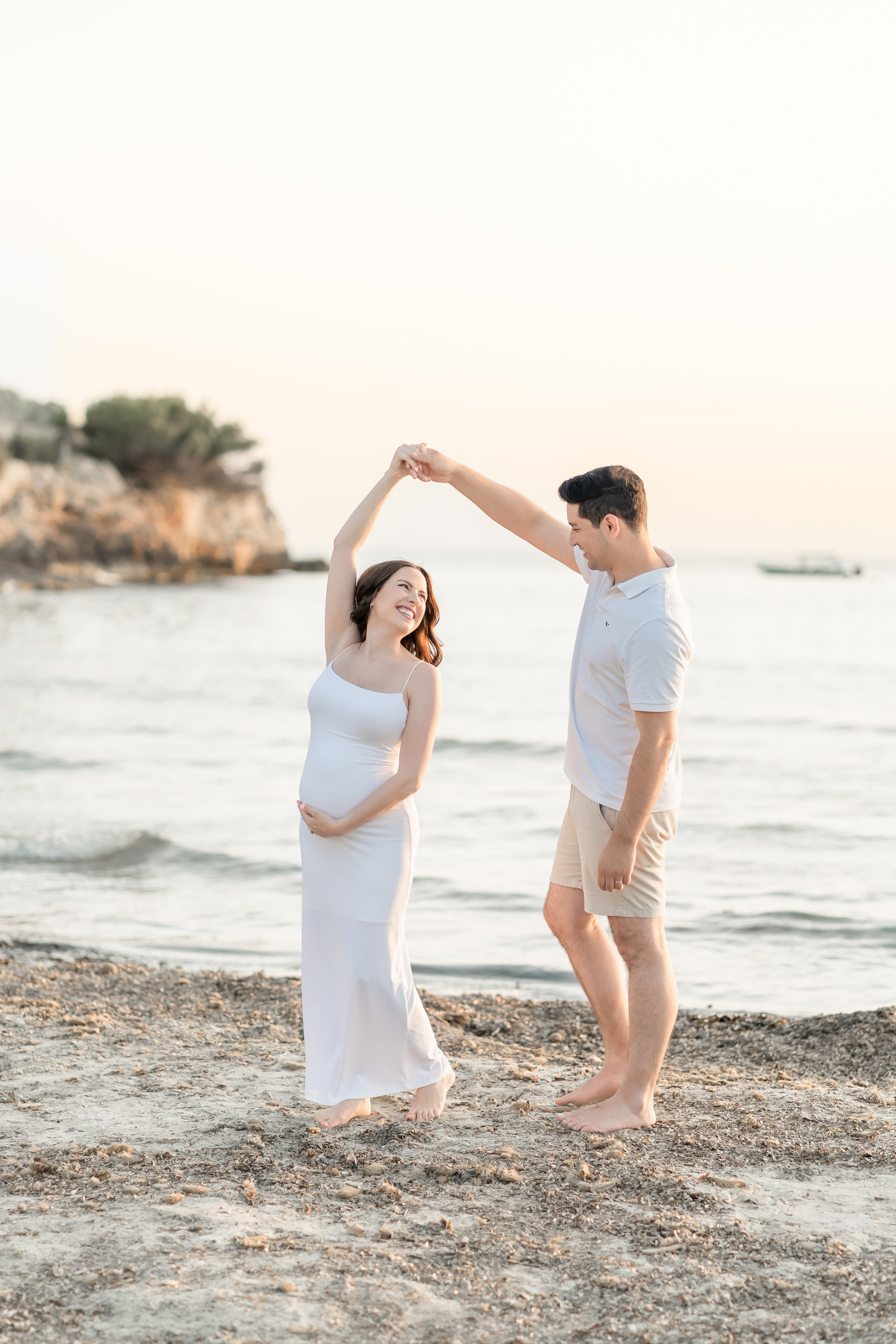 Maternity Photoshoot by the Sea in Mallorca – Natural & Timeless Moments. Deine Fotografin auf Mallorca für Familien und Business