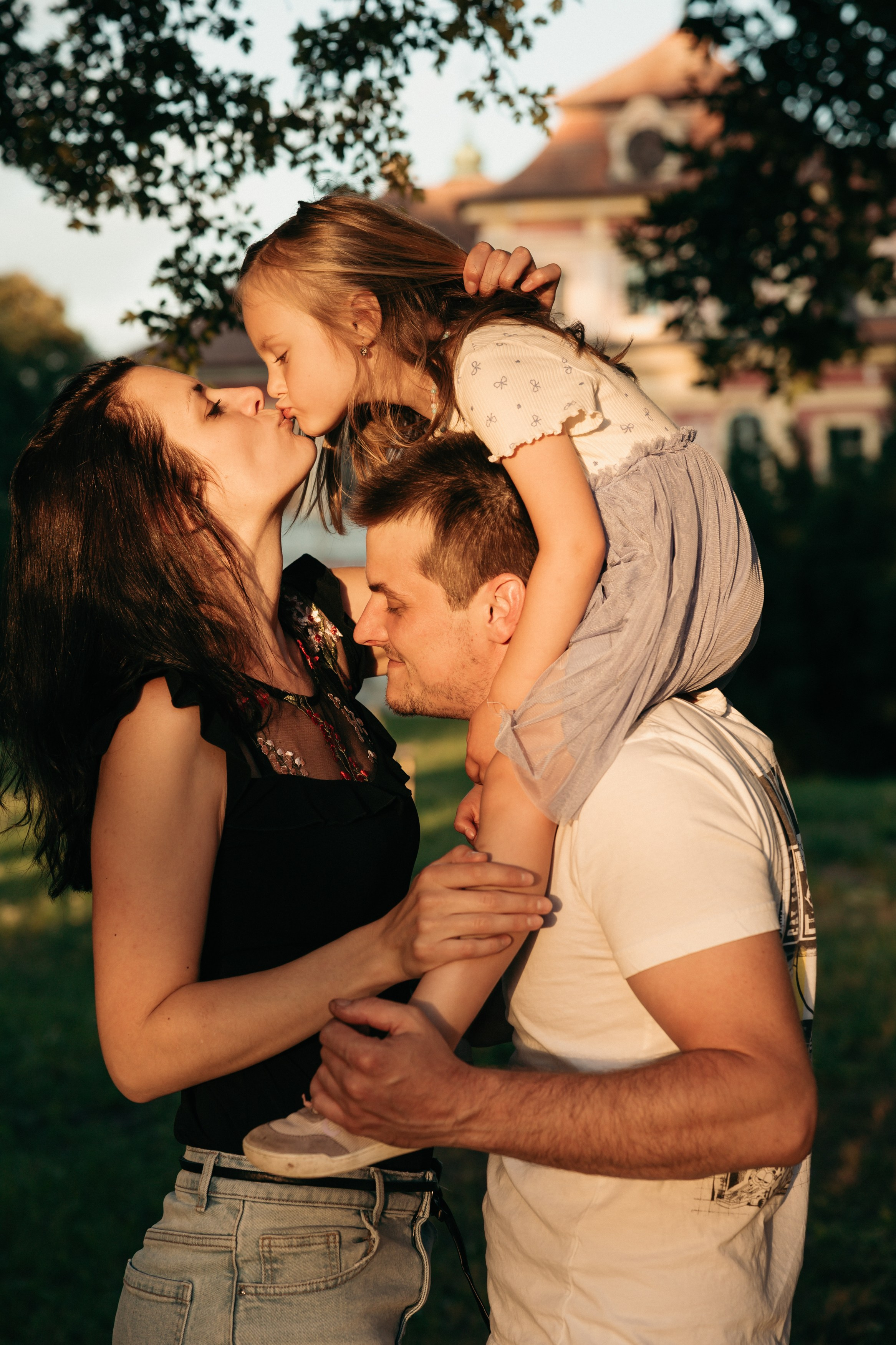 Family in the Park. Lifestyle and Family Photographer in Pisek Oxana Telupilova