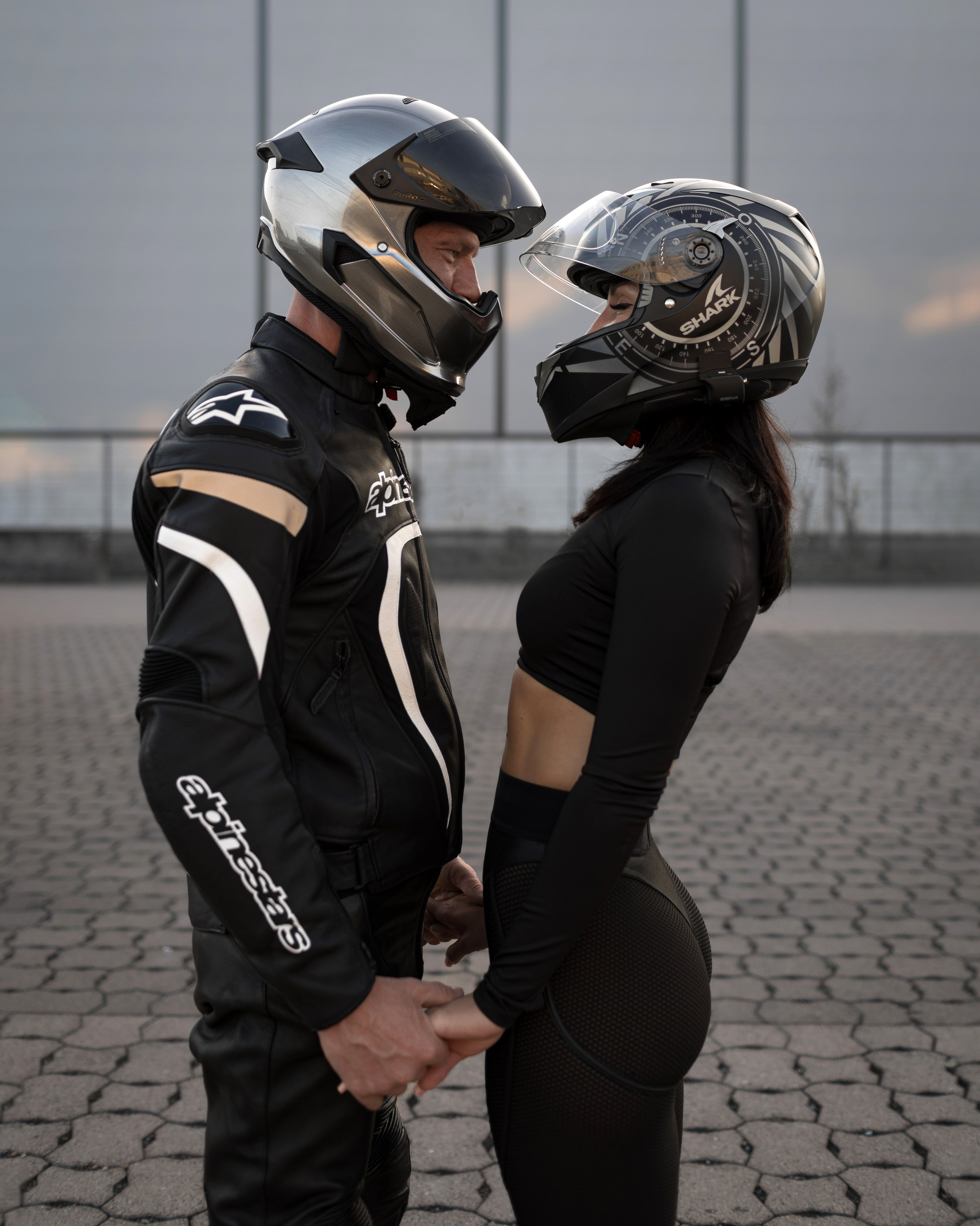 Artur hält Alena im Arm – zärtlicher Familienmoment