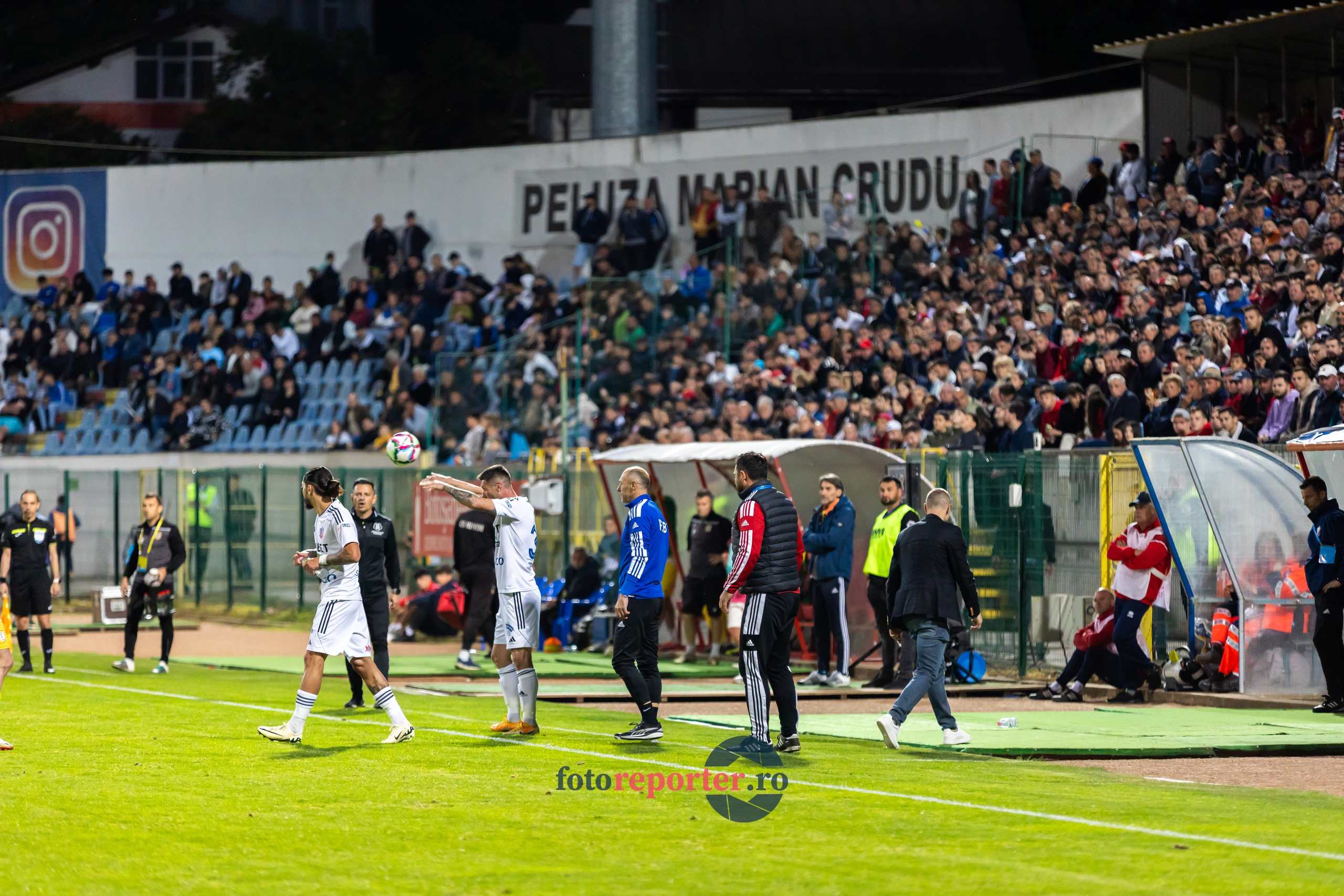 Galerie Foto: FC Botoșani vs. CS Mioveni - Pe 17 mai 2024, am fost martorii unei partide incredibile între FC Botoșani și CS Mioveni, în prima manșă a barajului pentru evitarea retrogradării. În fața unui stadion plin de emoție și speranță, echipa noastră a obținut o victorie importantă, cu un gol marcat de Aldair în minutul 93. 💪 *FC Botoșani 1-0 CS Mioveni*⚽️ Urmăriți momentele cheie ale meciului și bucuria suporterilor în această galerie foto! Pregătiți-vă pentru meciul de retur de pe 24 mai, când vom lupta din nou pentru a rămâne în prima ligă.#FCBotoșani #CSMioveni #BarajRetrogradare #ForzaBotoșani 
