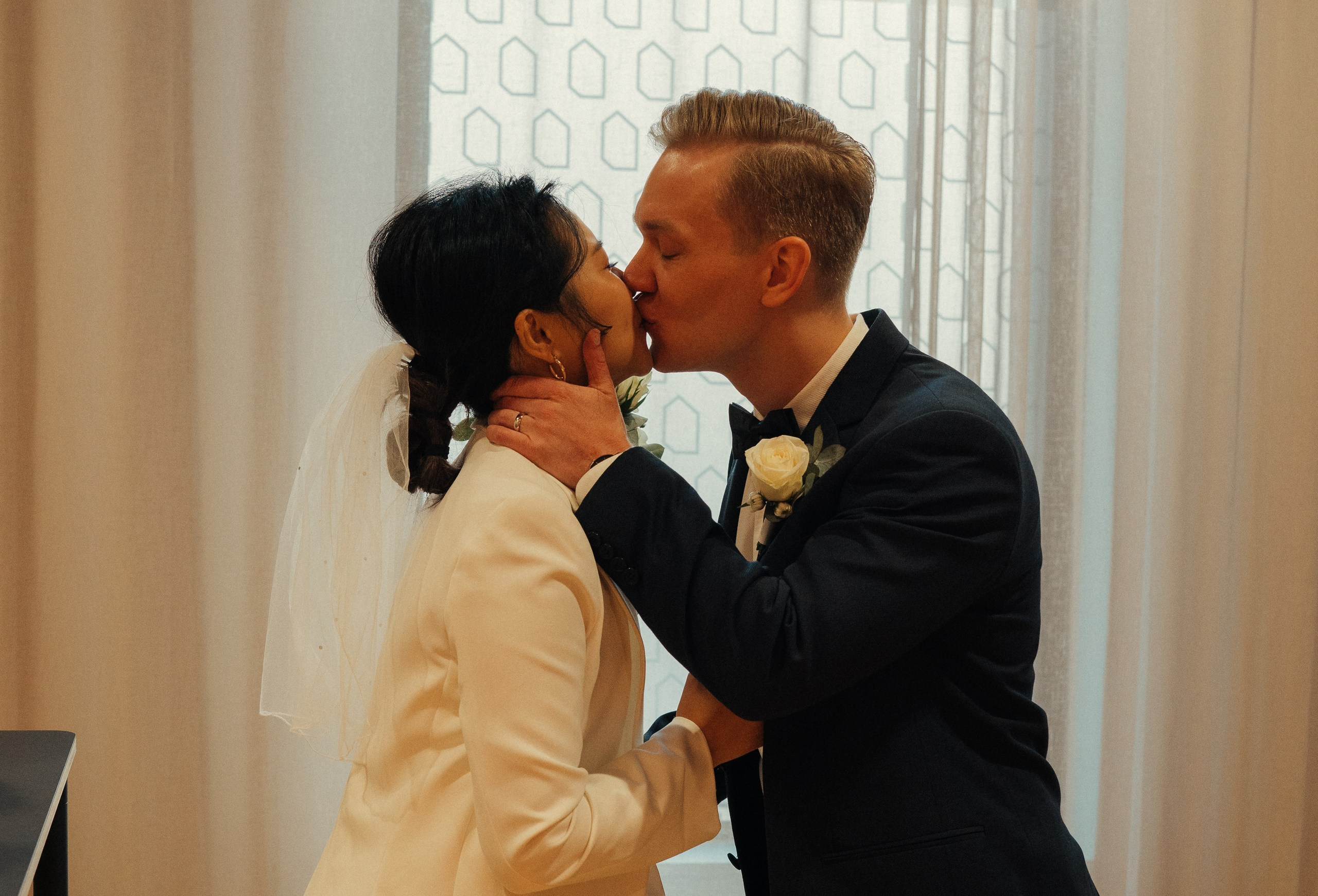 City wedding. Wedding and portrait photographer in Helsinki Vickan O