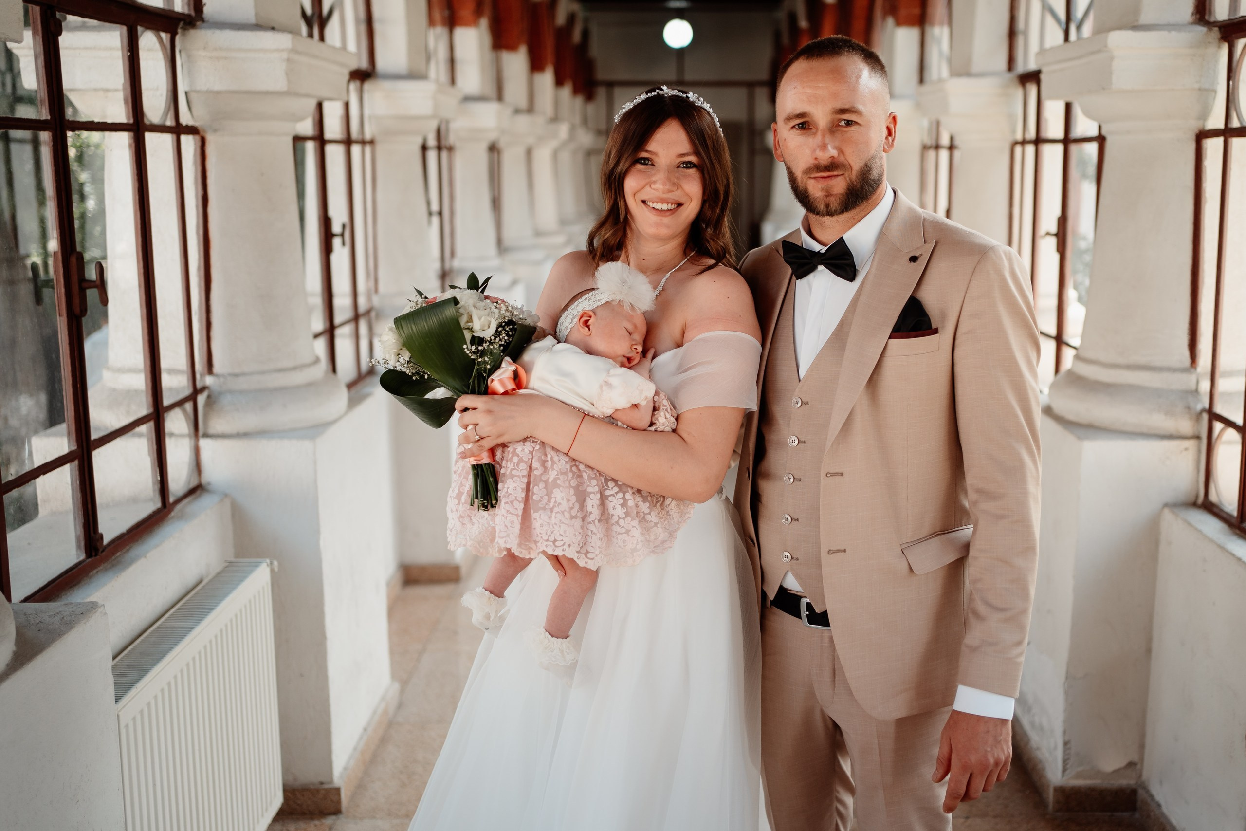 Miri fericiți în fața oficiului stării civile din Bucuresti, Sector 1, celebrând începutul unei noi vieți împreună. Fotografie de cununie civilă, capturând naturalețea și bucuria momentului special.