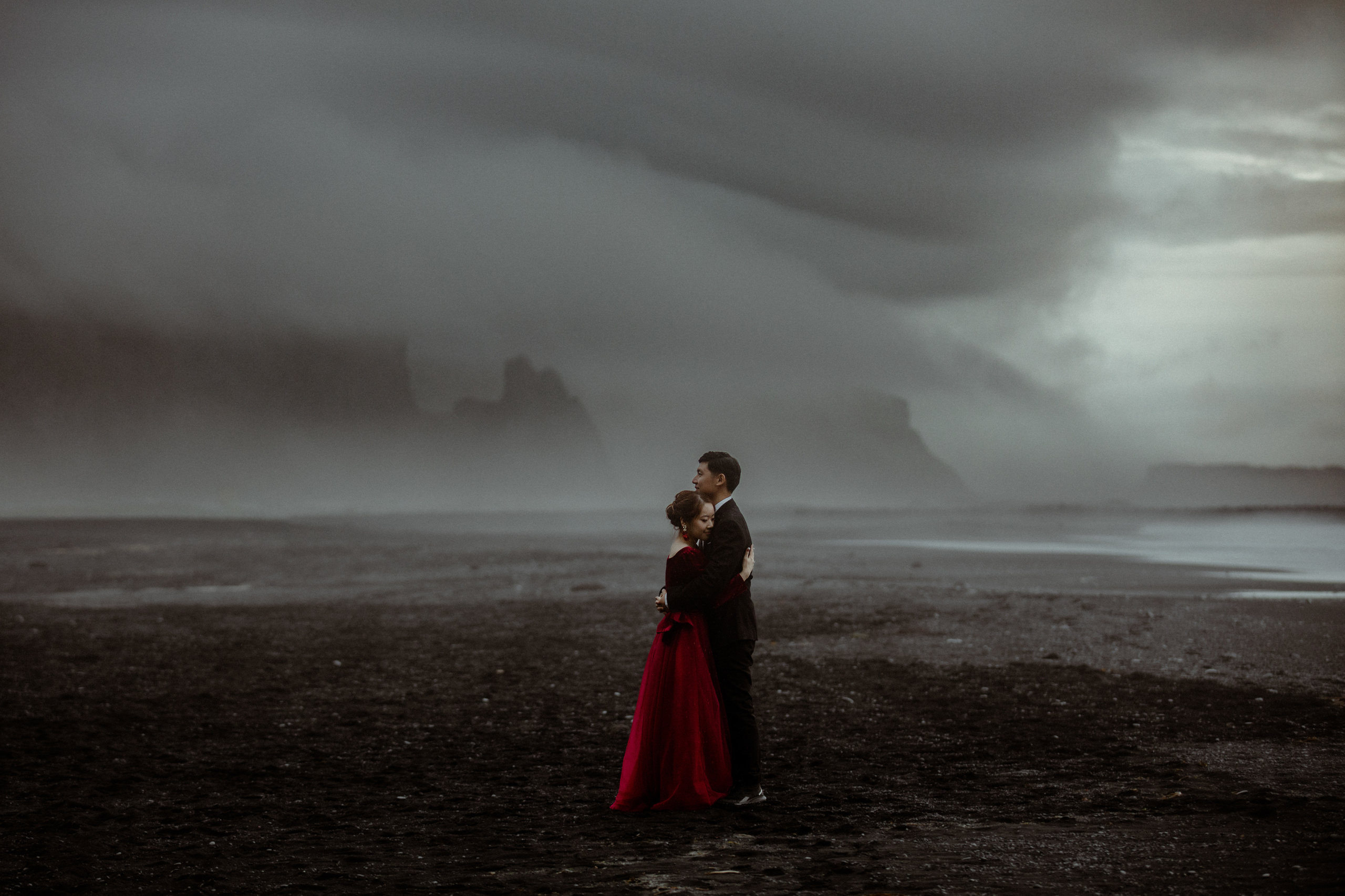elopement photos at black sand beach in Iceland