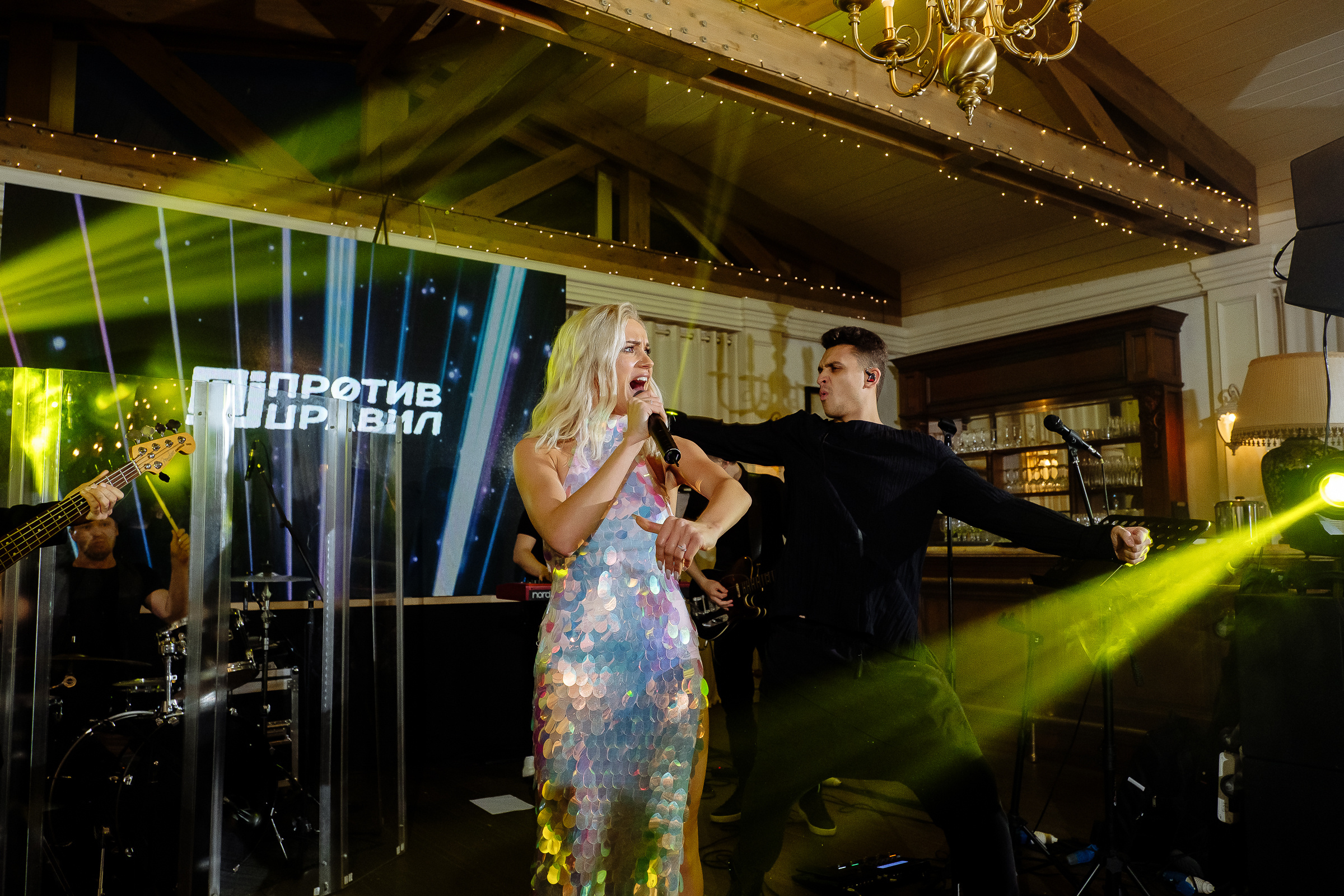 Dance floor singer, by Tanya Bodgan, Devon reportage wedding photographer.