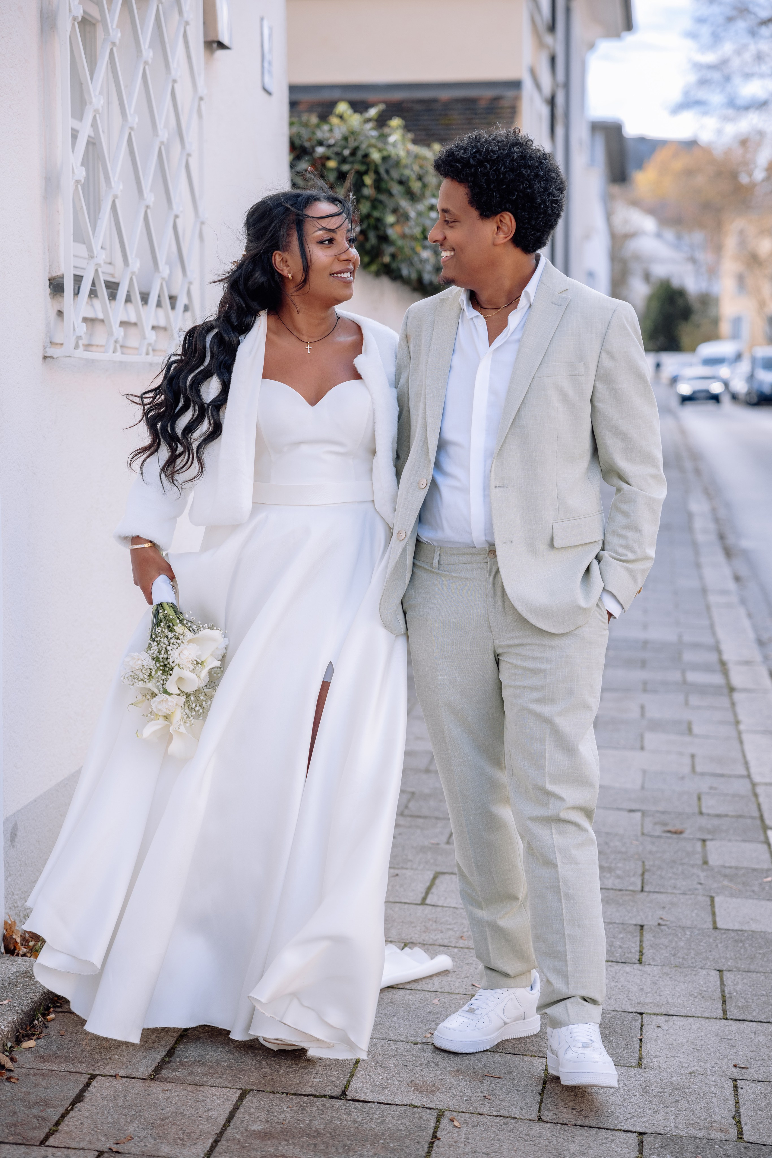 Spaziergang des Brautpaars – romantische Stimmung im Park nach Standesamt Mandlstraße 14