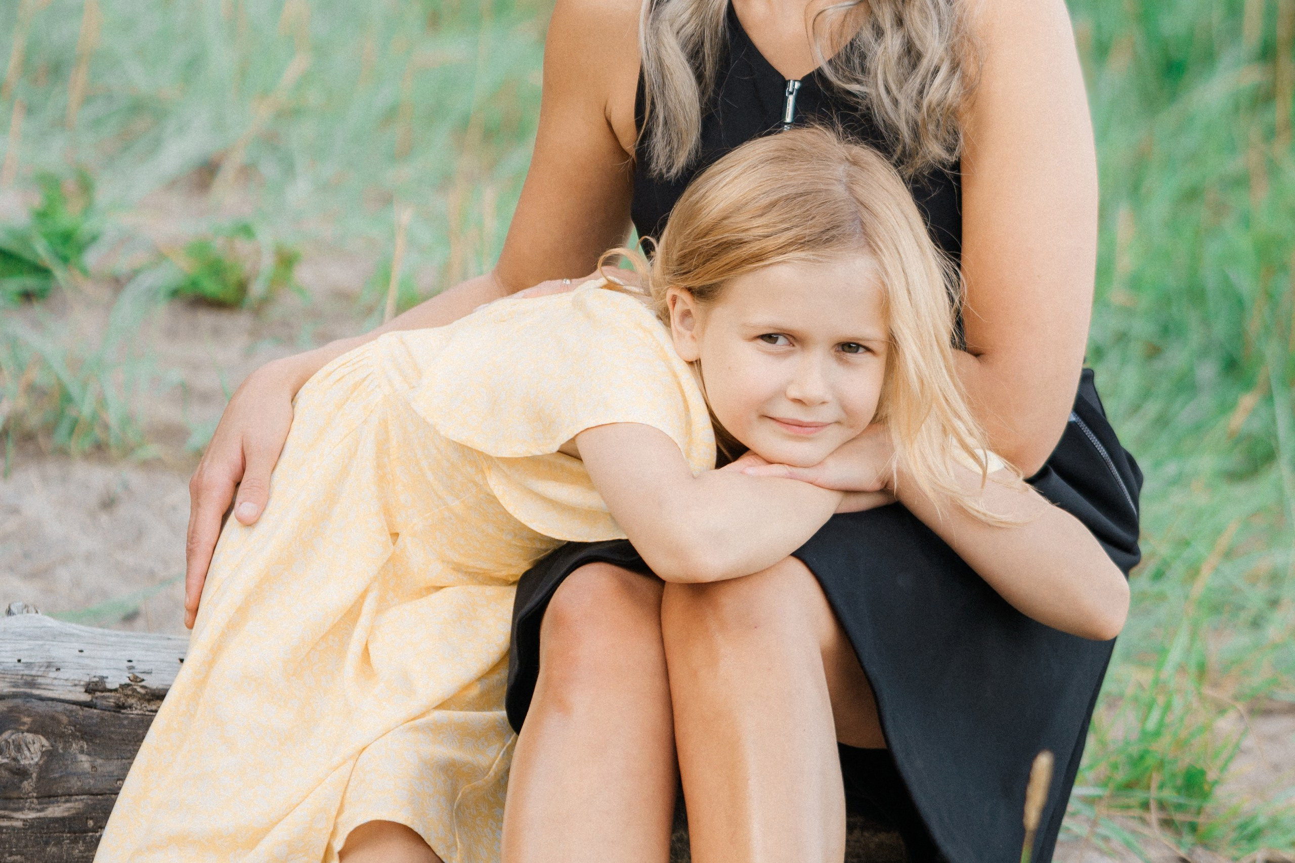 Perhekuvaus meren rannalla Helsingissä