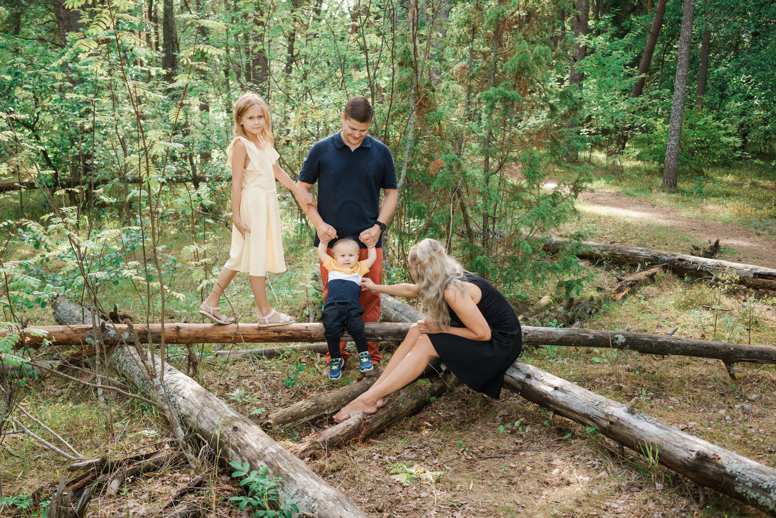 Perhekuvaus meren rannalla Helsingissä