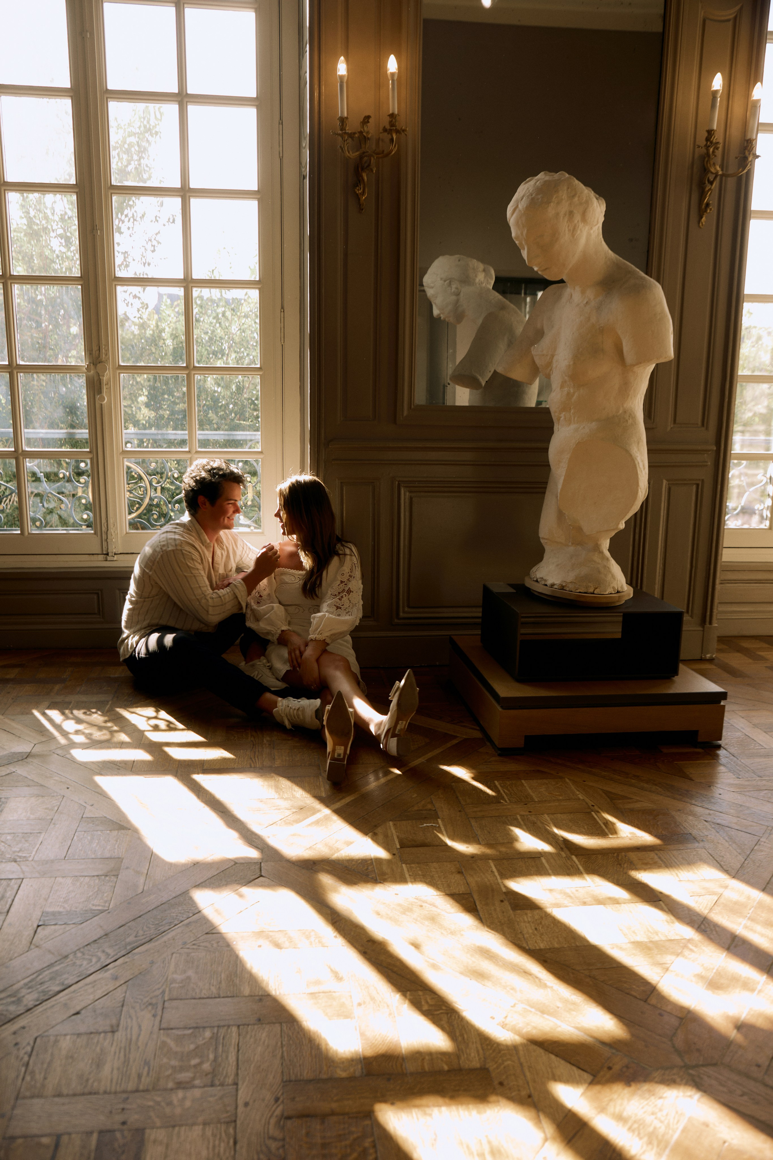 Hannah & Drew museum engagement. Photographer in Paris