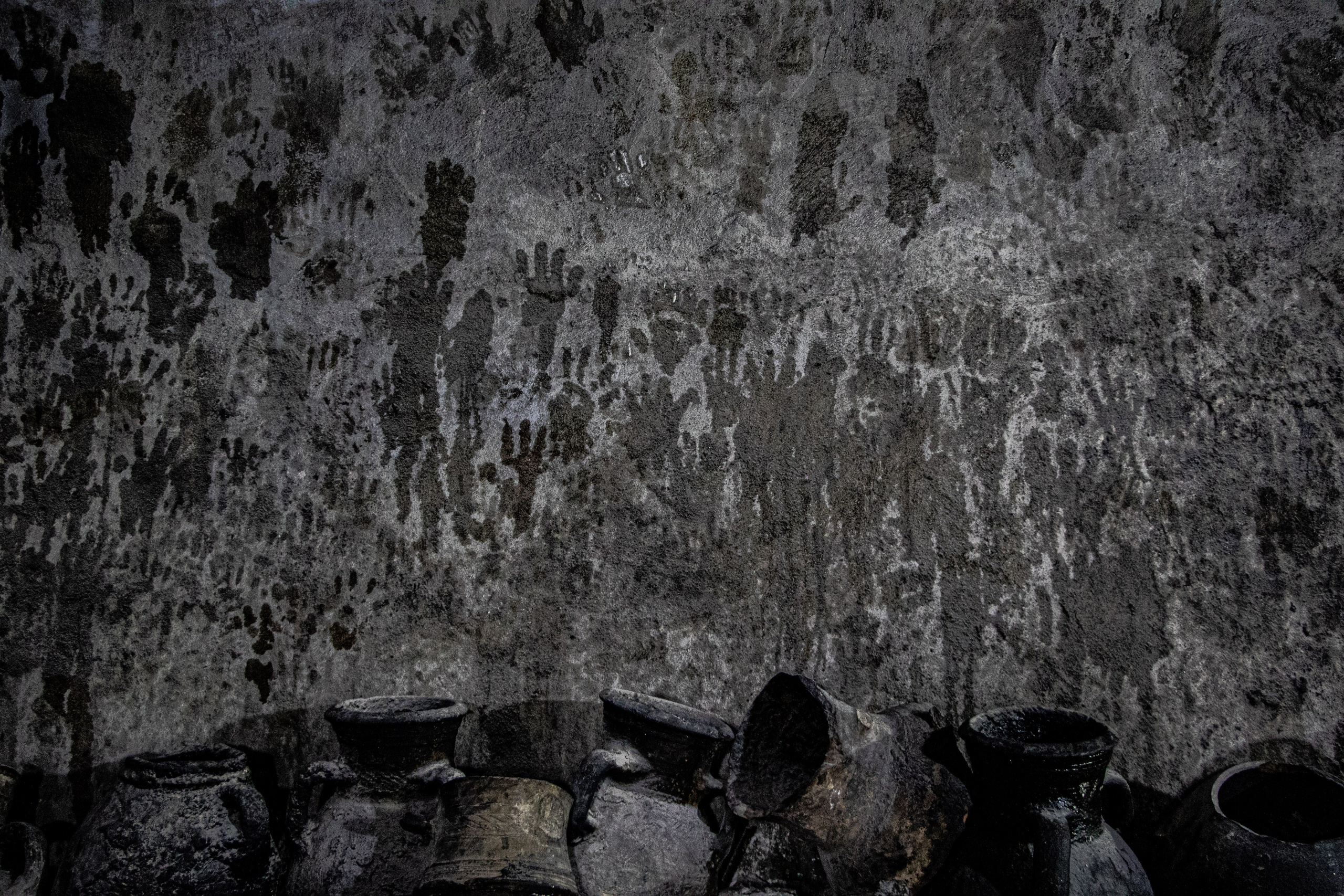 Lalish, un lieu sacré de la communauté yézidie dans le nord-ouest de l’Irak, où des empreintes de mains apparaissent contre les murs, symbolisant des prières et des vœux laissés par des générations de croyants.