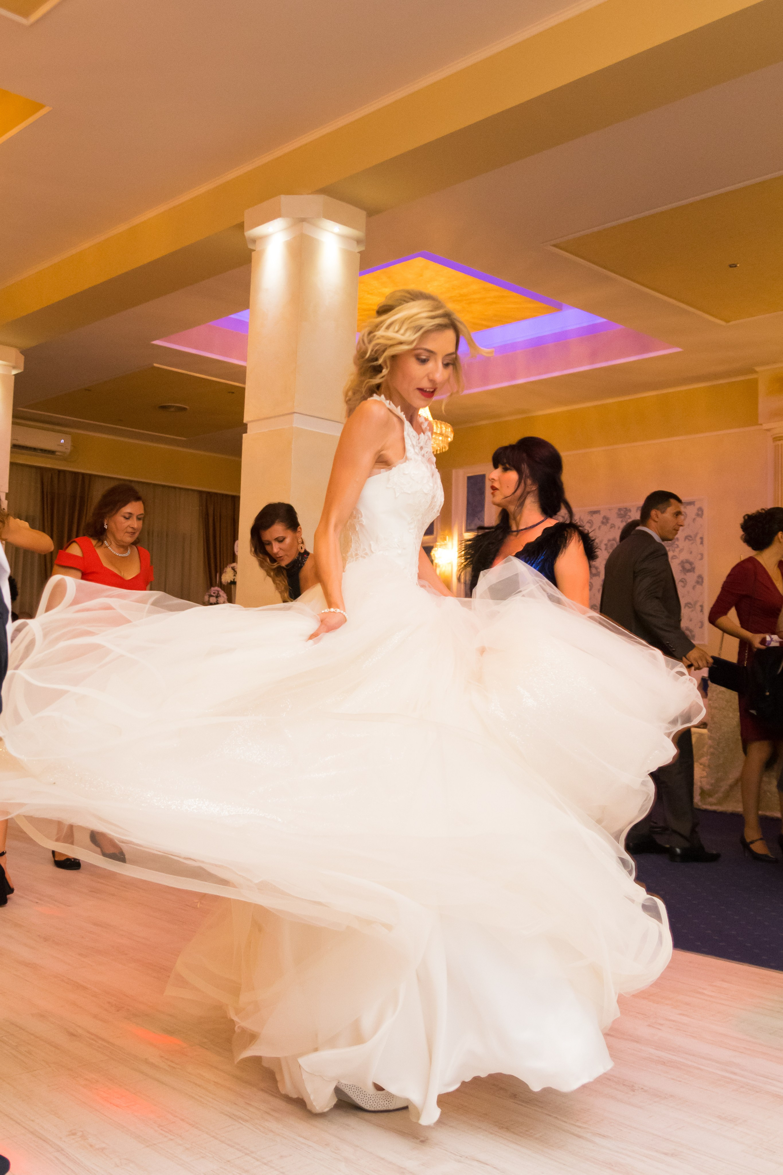 Fotografii de nunta, fotograf de nunta bucuresti, fotografii nunta de la restaurant, pozing mireasa, obiceiuri, fotografie profesionala nunta