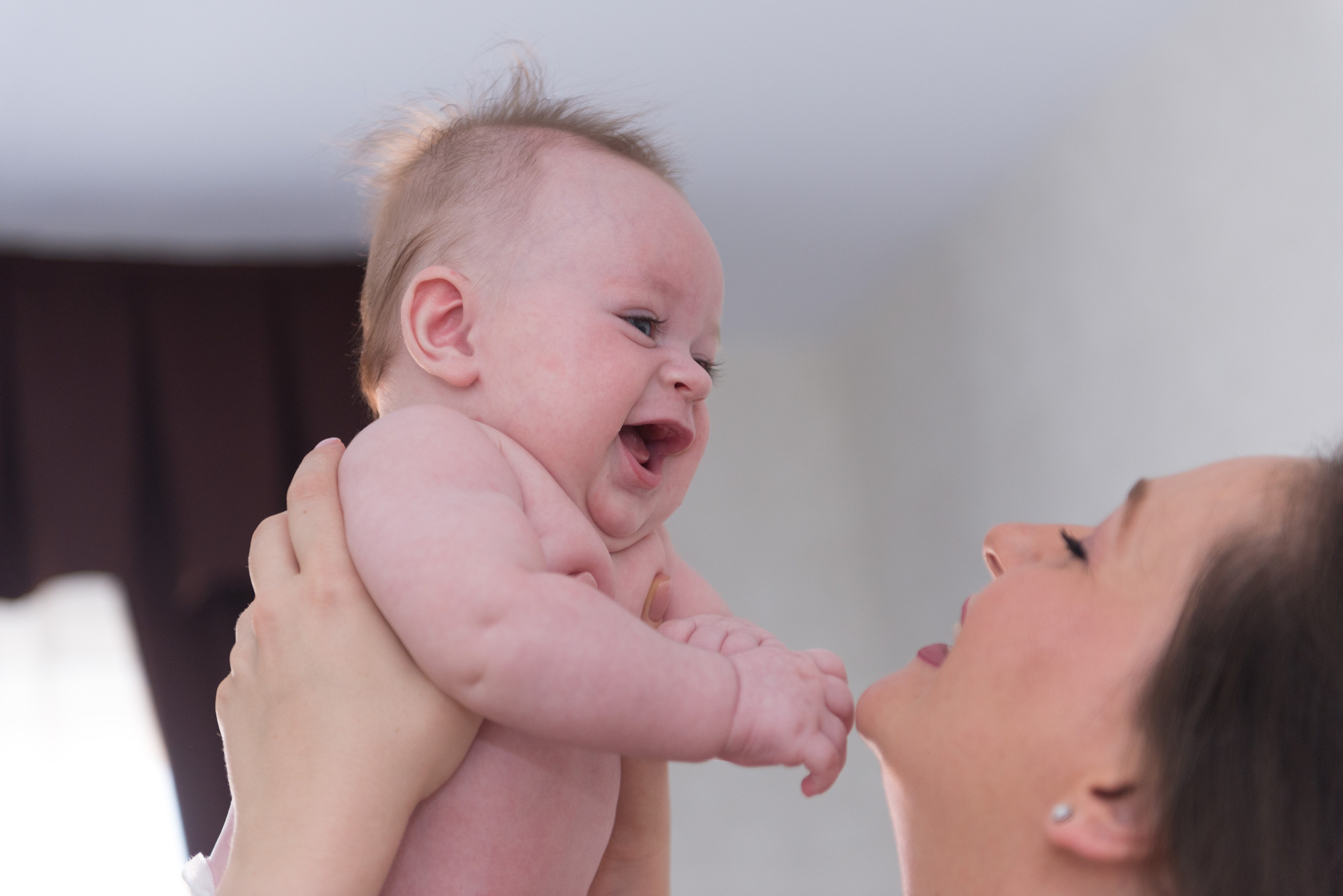 Fotograf botez, sedinta foto acasa, fotografii cu bebe, fotograf profesionist botez Bucuresti, sedinta foto de familie, sedinta foto cu bebe, fotografii la botez acasa, fotografii pregatiri bebe, botezul bebelusului, obiceiuri la botez, fotograf pentru botez, oferta foto botez, fotograf profesionist Bucuresti, botezul.