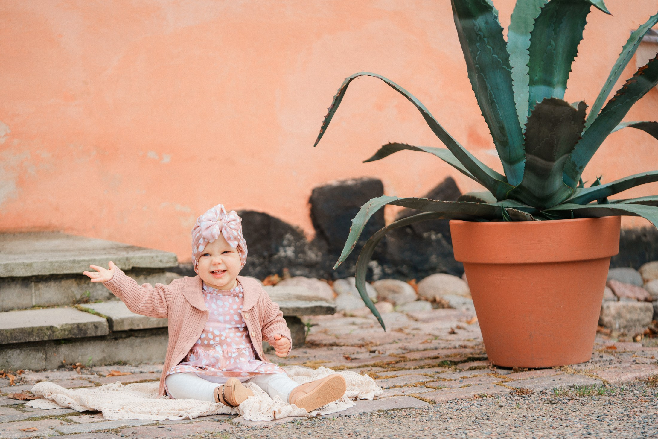 Yksivuotiskuvaus Tuomarinkylän kartanon pihalla