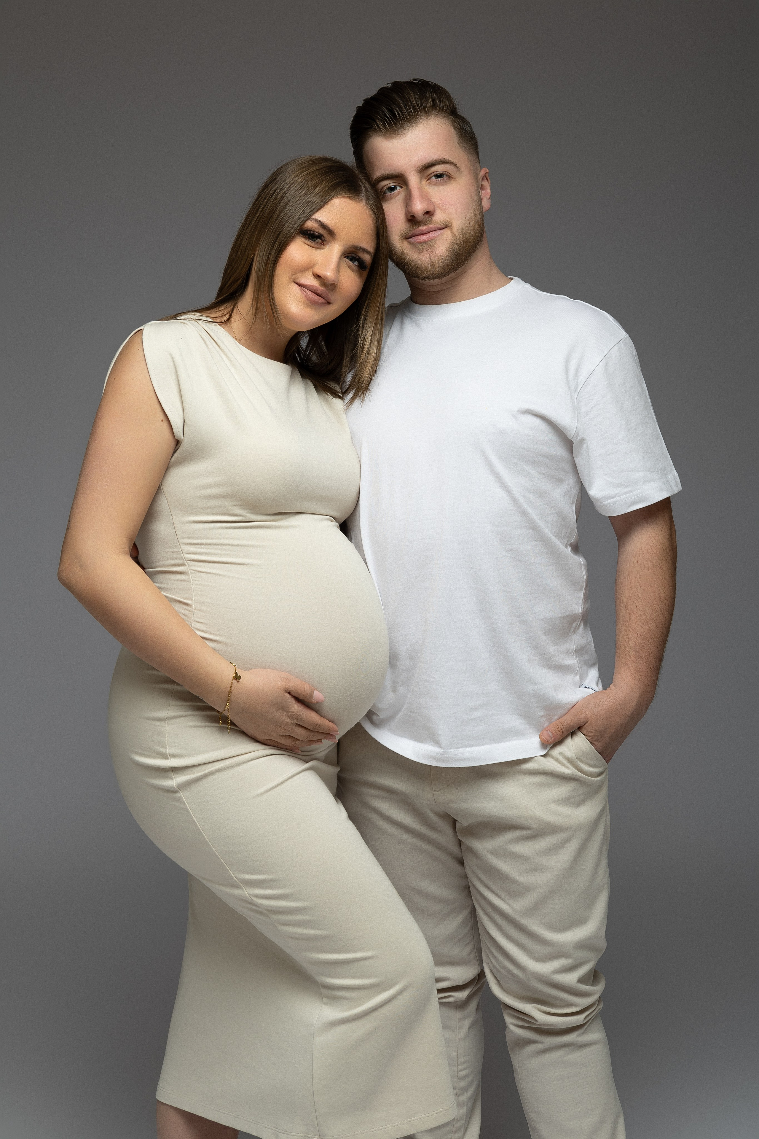 Intime Momentaufnahme zwischen Celina und Etrit während des Babybauch-Shootings