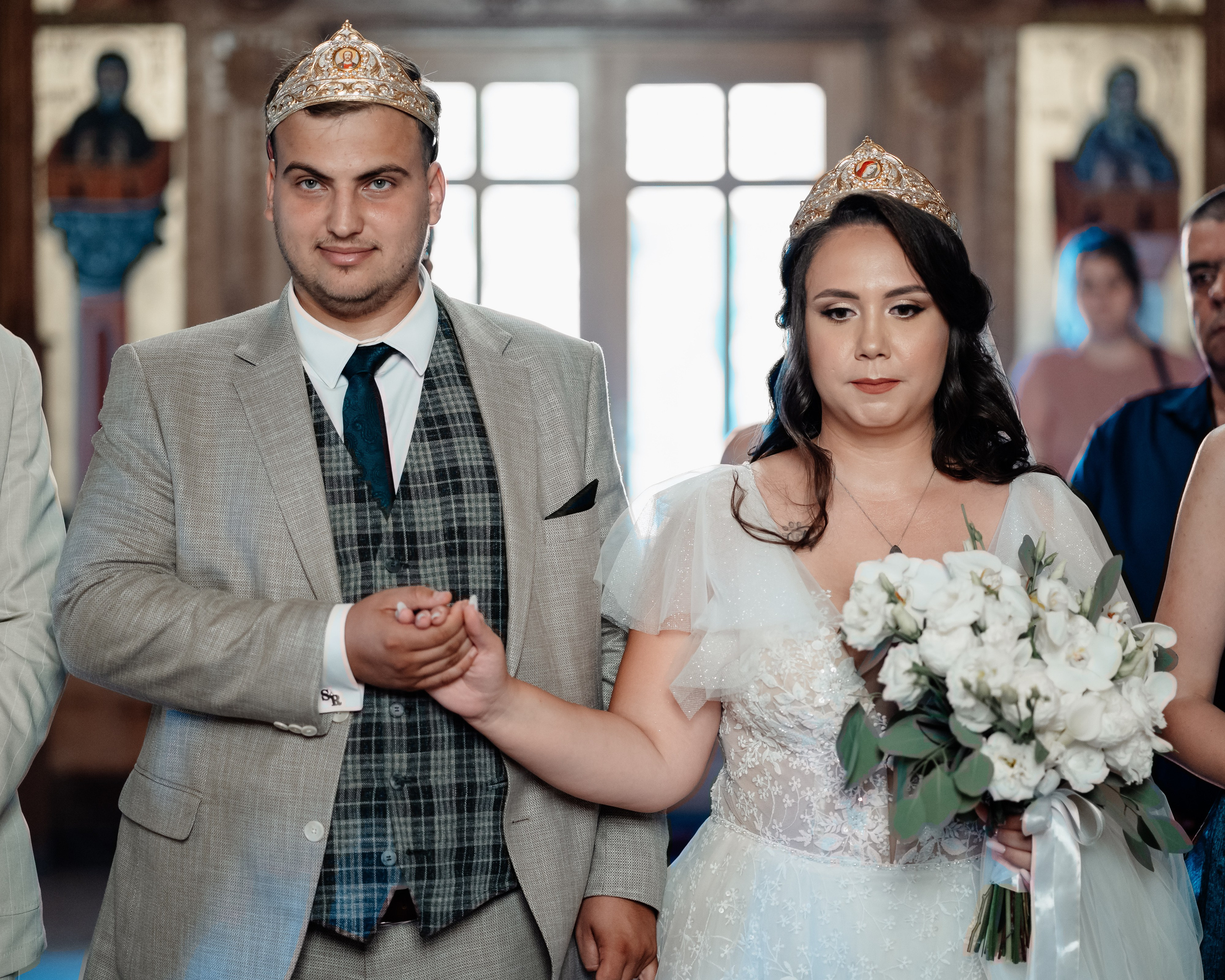 Moment emoționant între miri în ziua nunții, surprins într-un cadru natural și romantic, la Daimon Events. Fotografie de nuntă profesională, editată artistic pentru a evidenția emoția și eleganța evenimentului.