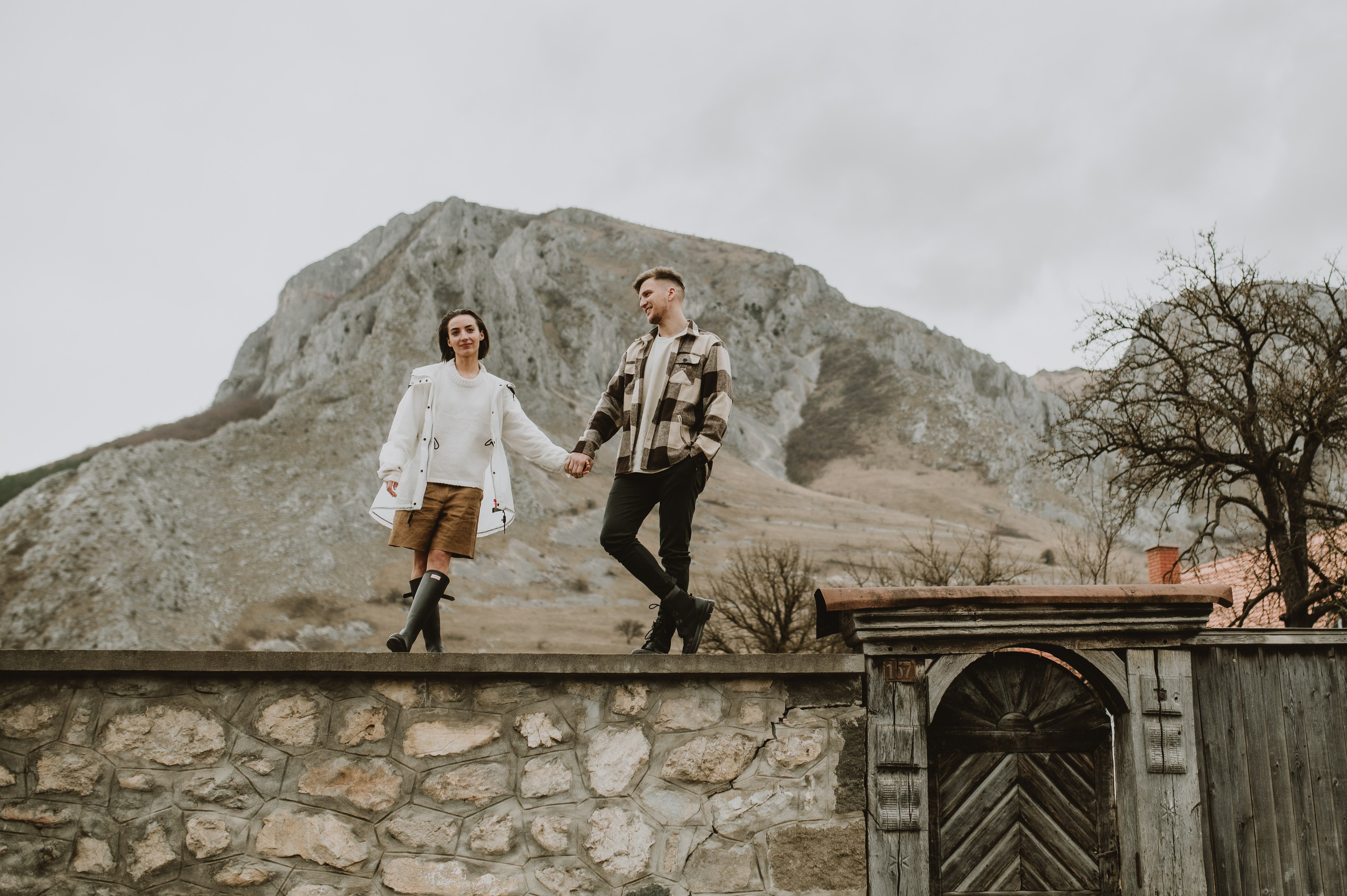 Sedinta foto de cuplu in munti, sedinta save the date pe munte. Proud Vision Weddings | Wedding Photography & Film — Servicii profesionale Foto Video Nunta Iasi