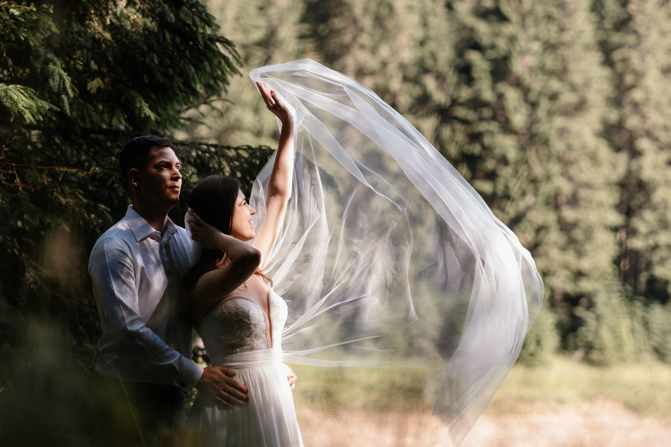 Moment emoționant între miri în ziua nunții, surprins într-un cadru natural și romantic, la Lacul Bolboci. Fotografie de nuntă profesională, editată artistic pentru a evidenția emoția și eleganța evenimentului.