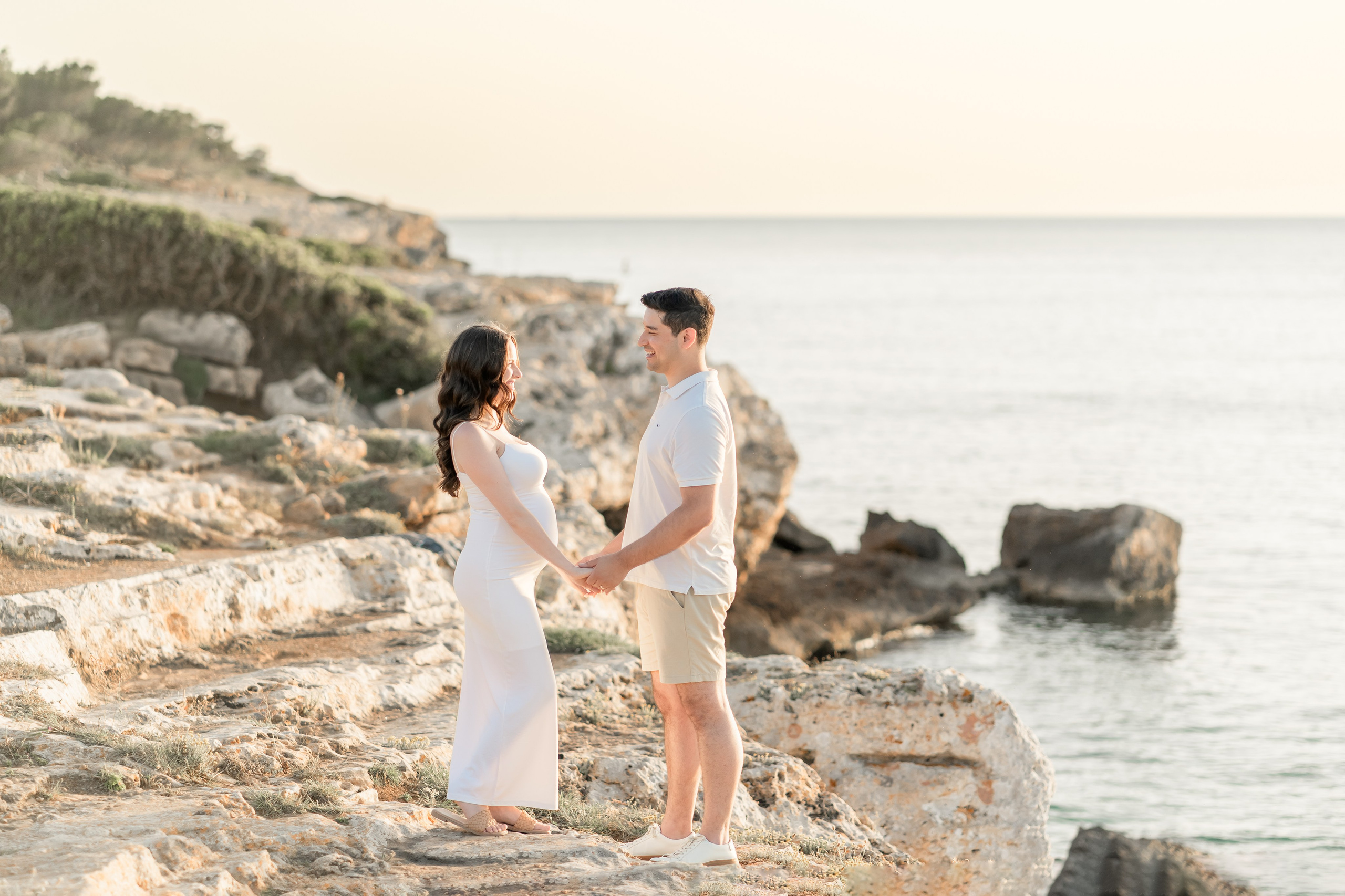 Maternity Photoshoot by the Sea in Mallorca – Natural & Timeless Moments. Deine Fotografin auf Mallorca für Familien und Business