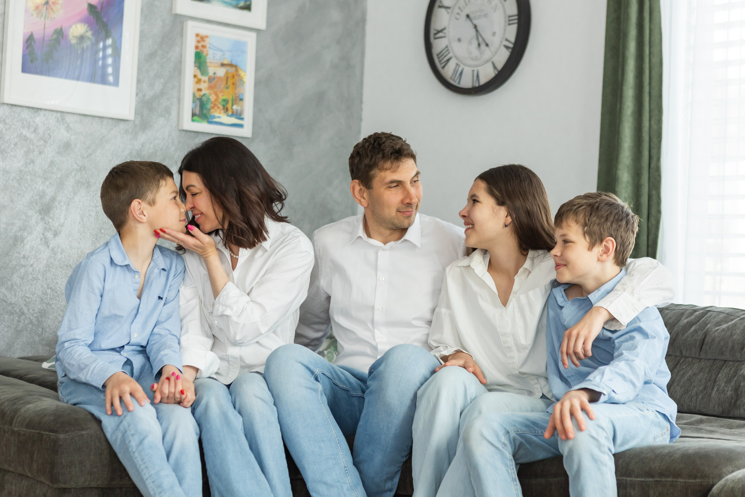 Familienfotografie Lindenberg, Familienfotograf Allgäu, Familien Fotoshooting Bayern, Kinder und Eltern Fotoshooting Lindenberg, Familienportraits Allgäu, Professionelle Familienfotografie Bayern, Familienfotos draußen Lindenberg, Familienbilder drinnen Allgäu, Outdoor Familienfotos Bayern, Familienshooting Lindenberg