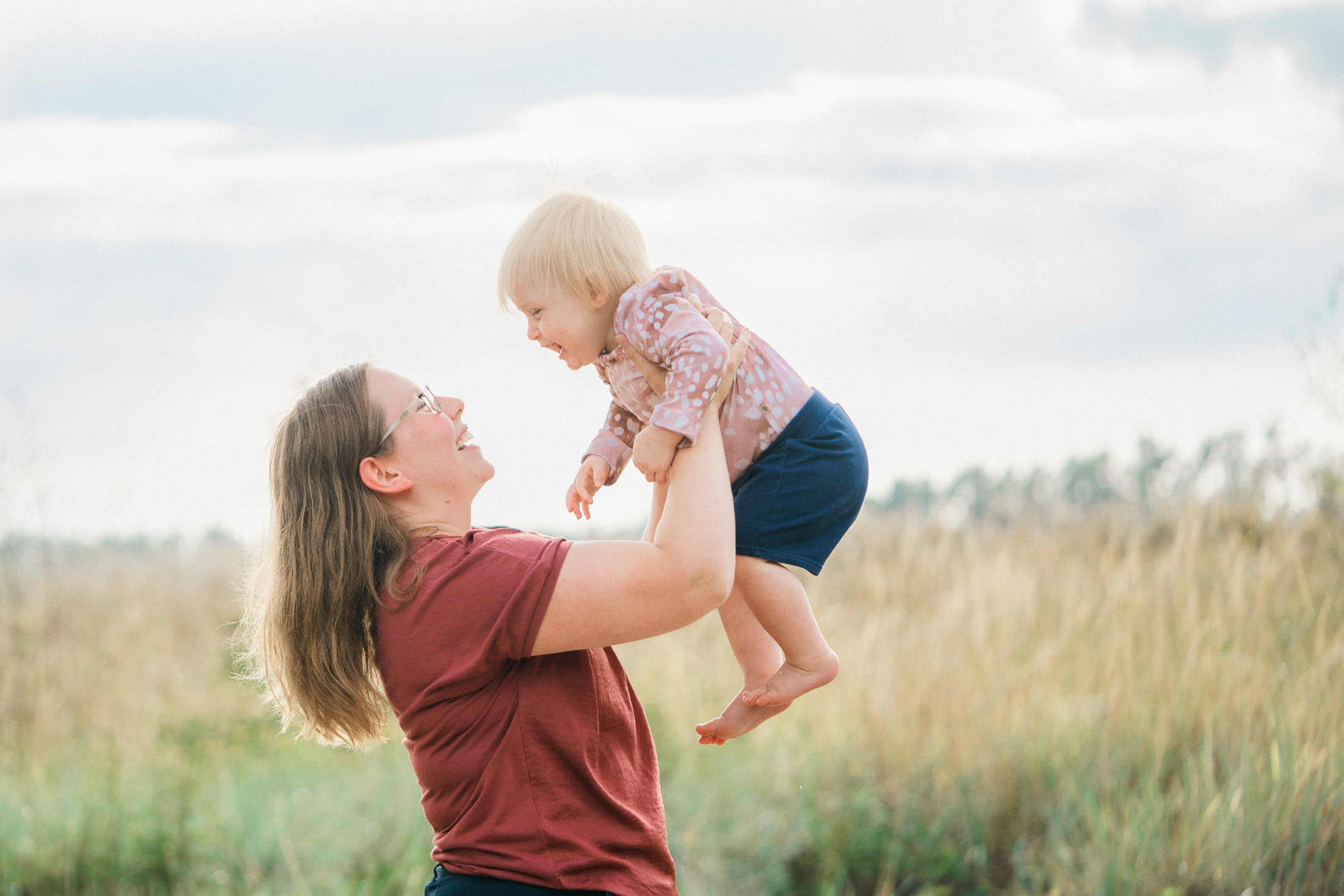 Perhekuvaus meren rannalla