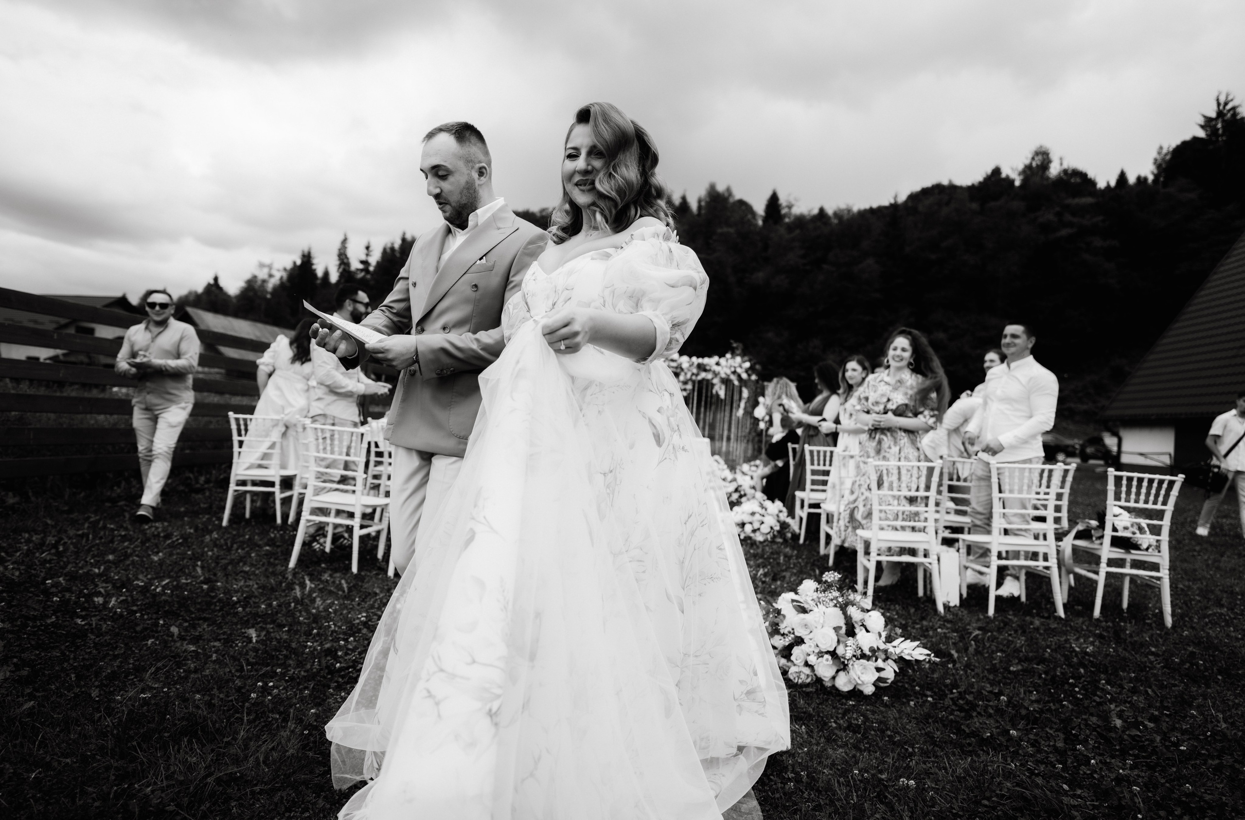 Fotograf profesionist de nuntă. Cu o abordare creativă și tehnici unice, spunem povestea voastră prin imagini pline de iubire și naturalețe. Descoperă arta fotografiei de nuntă . Fotograf Iasi, fotograf de nunta Suceava. Fotografii de nuntă. Pachet fotografii de nuntă. Fotograf Iasi, fotograf Suceava, fotograf Botosani, fotograf Romania. Servicii foto nuntă. Servicii foto-video.