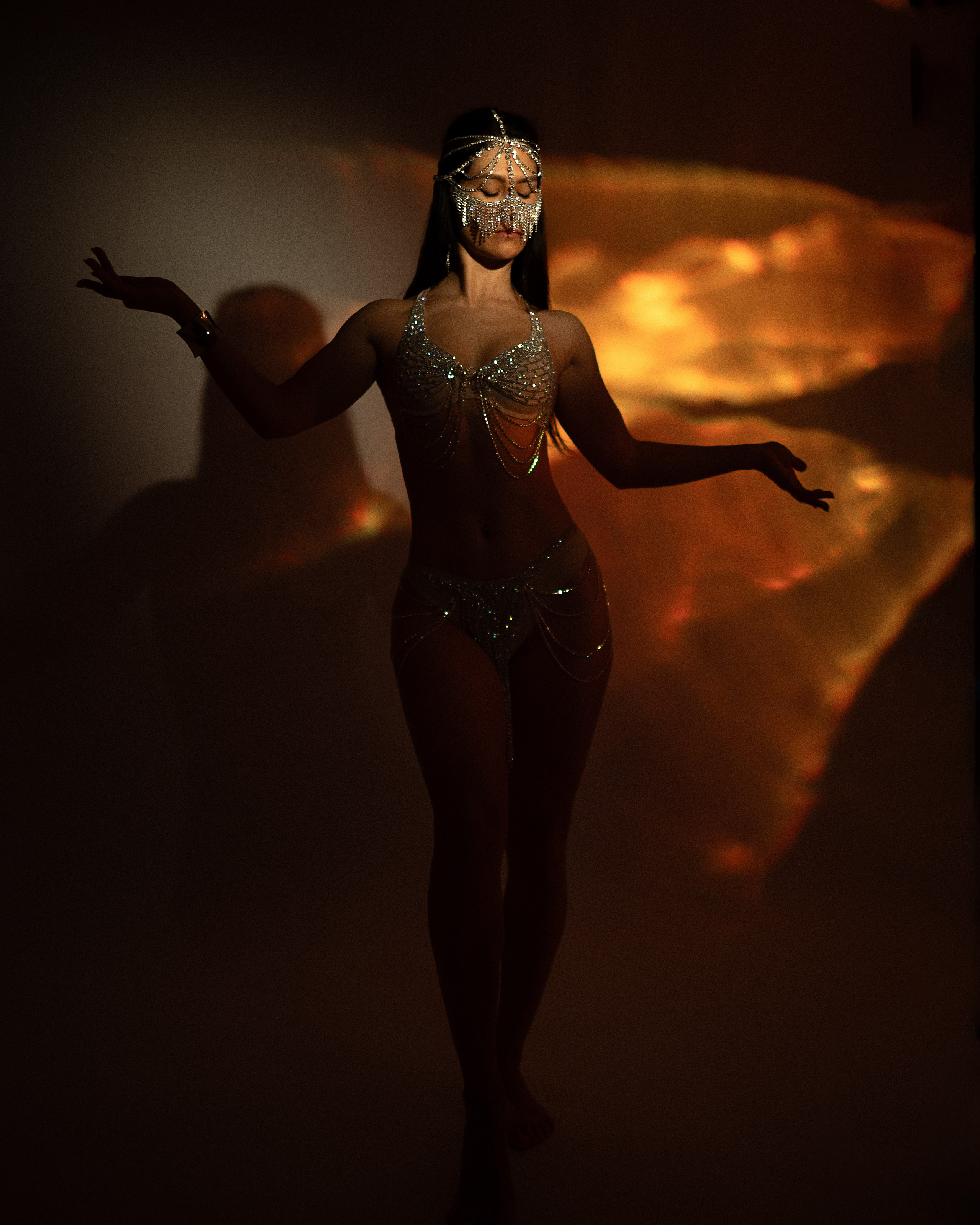 Gulya in traditionellem orientalischem Gewand – elegantes Studiofoto