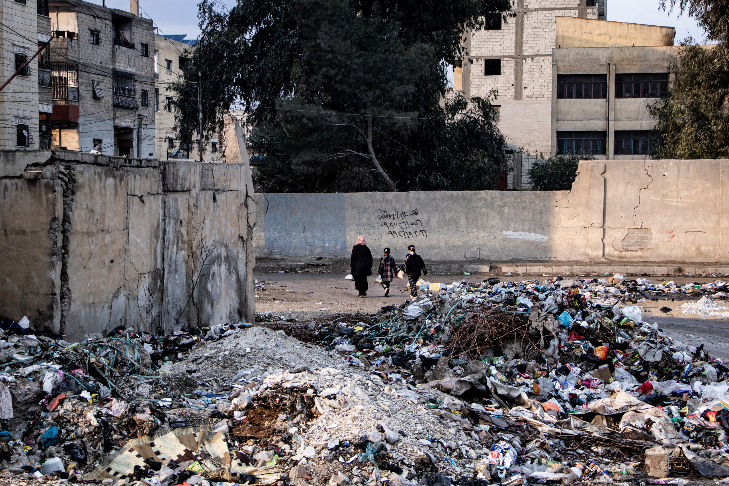 Habitants dans le centre ville lors d'une patrouille avec les forces spéciales des Forces Démocratiques Syriennes (FDS) à Raqqa.