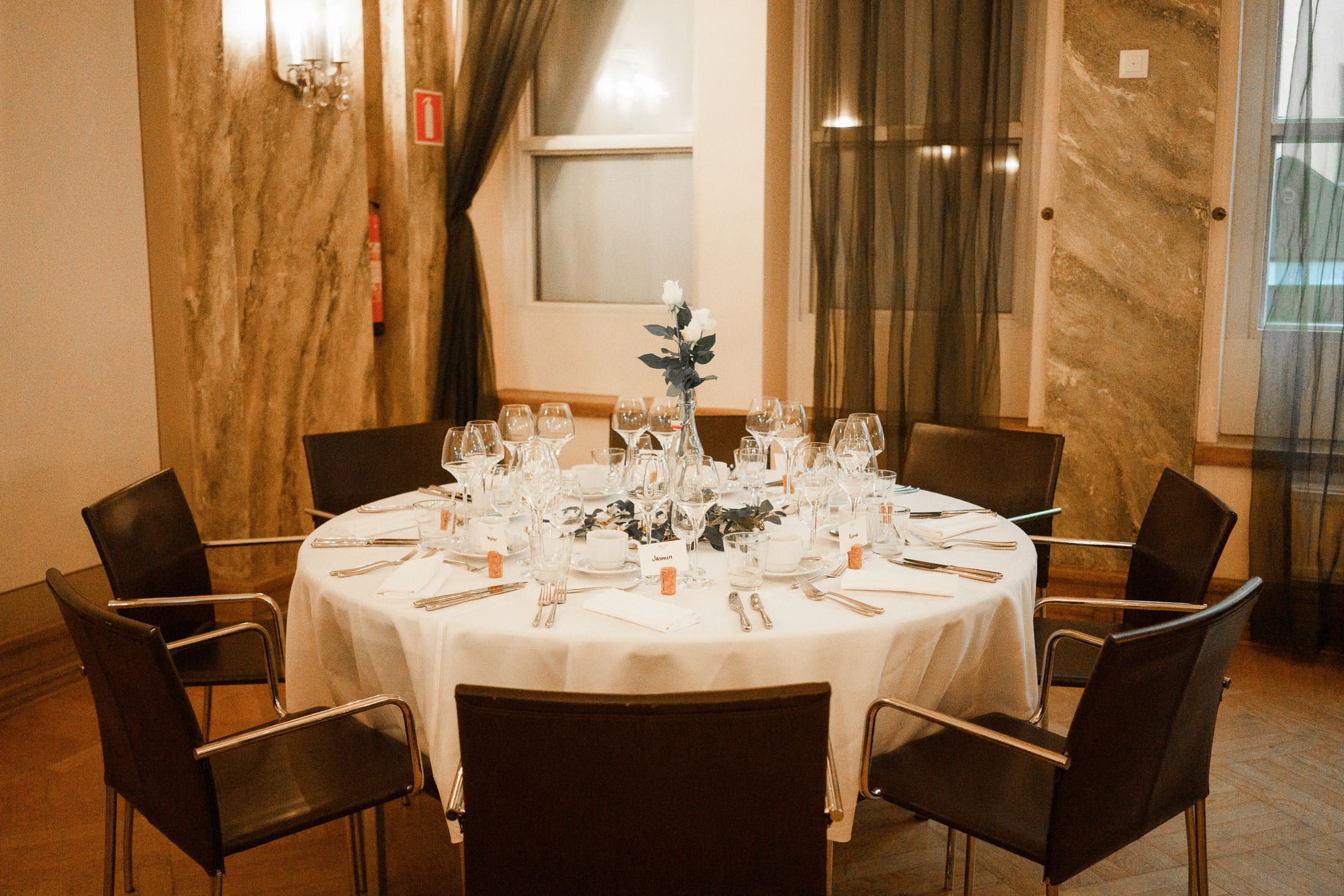 M&P, häävalokuvaus Klaus K, Rake-sali ja Helsingin vanha kirkko